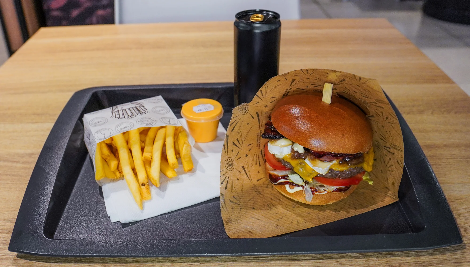 Burger menu: 100% hovězí z českého chovu, americká BBQ omáčka, hranolky i nápoj, 2 pobočky