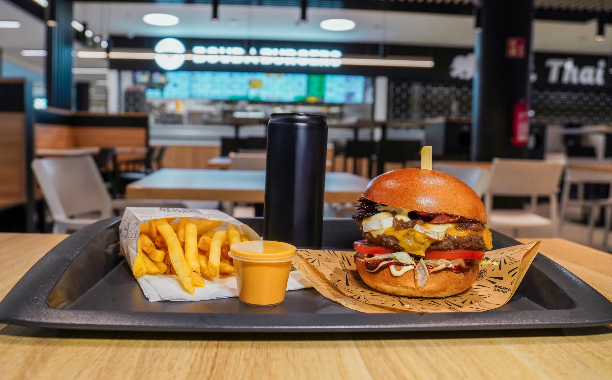 Burger menu: 100% hovězí z českého chovu, americká BBQ omáčka, hranolky i nápoj, 2 pobočky