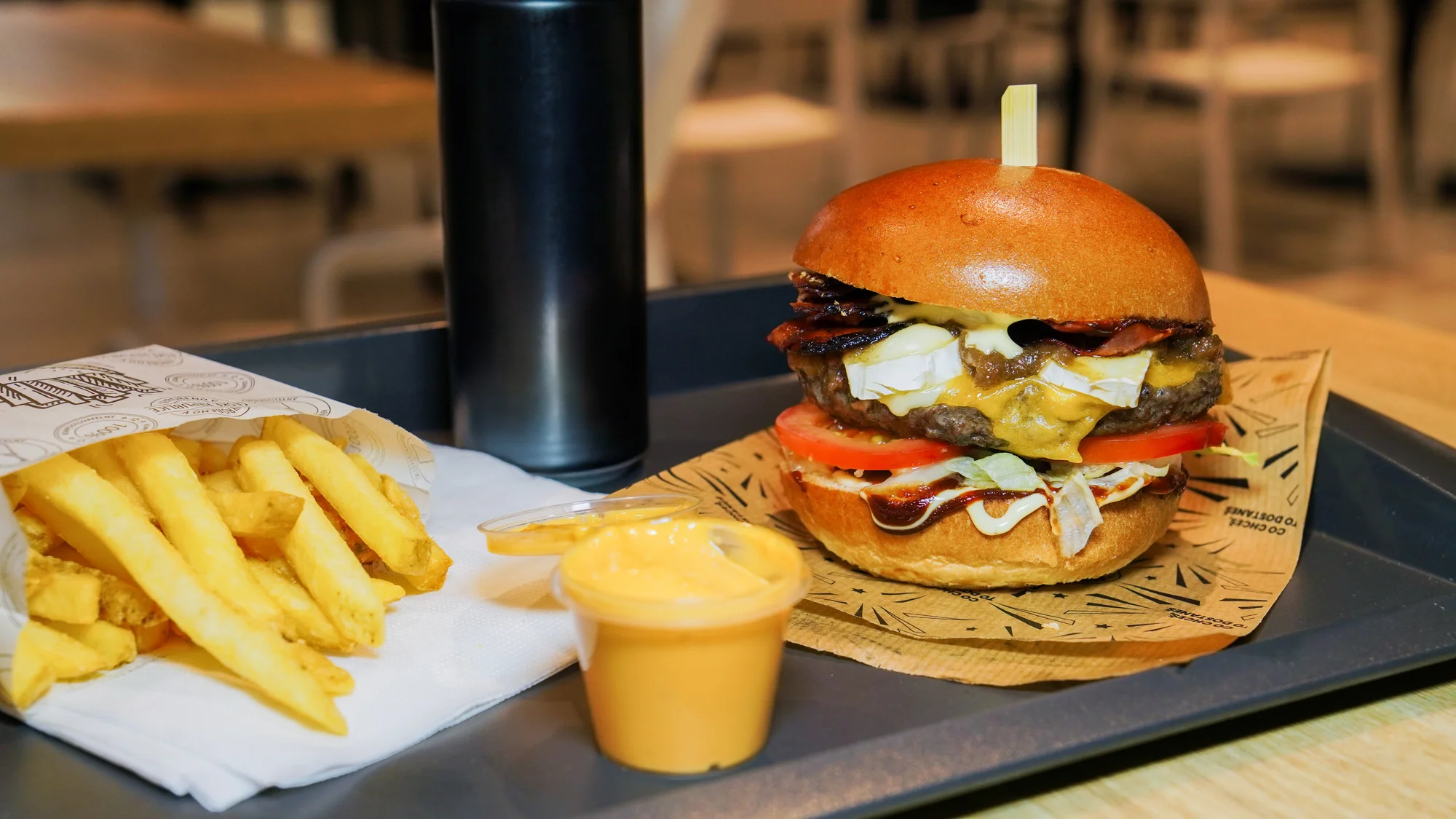 Burger menu: 100% hovězí z českého chovu, americká BBQ omáčka, hranolky i nápoj, 2 pobočky