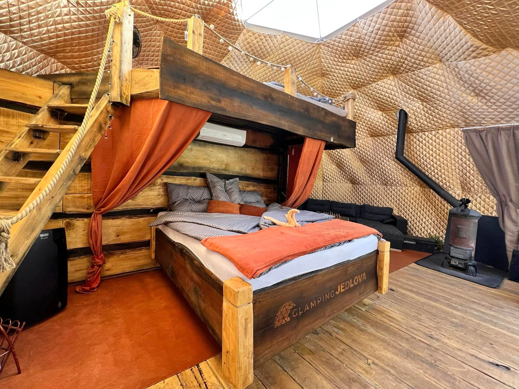 Glamping na severu Čech s rybníkem a horkou lázní: ubytování až pro 6 osob