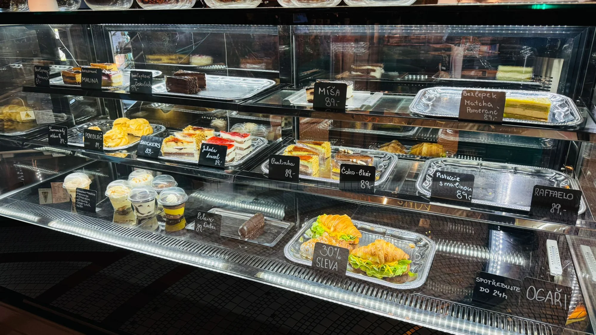 Káva a dezert nebo croissant pro 1 nebo 2 osoby v kavárně Broadway