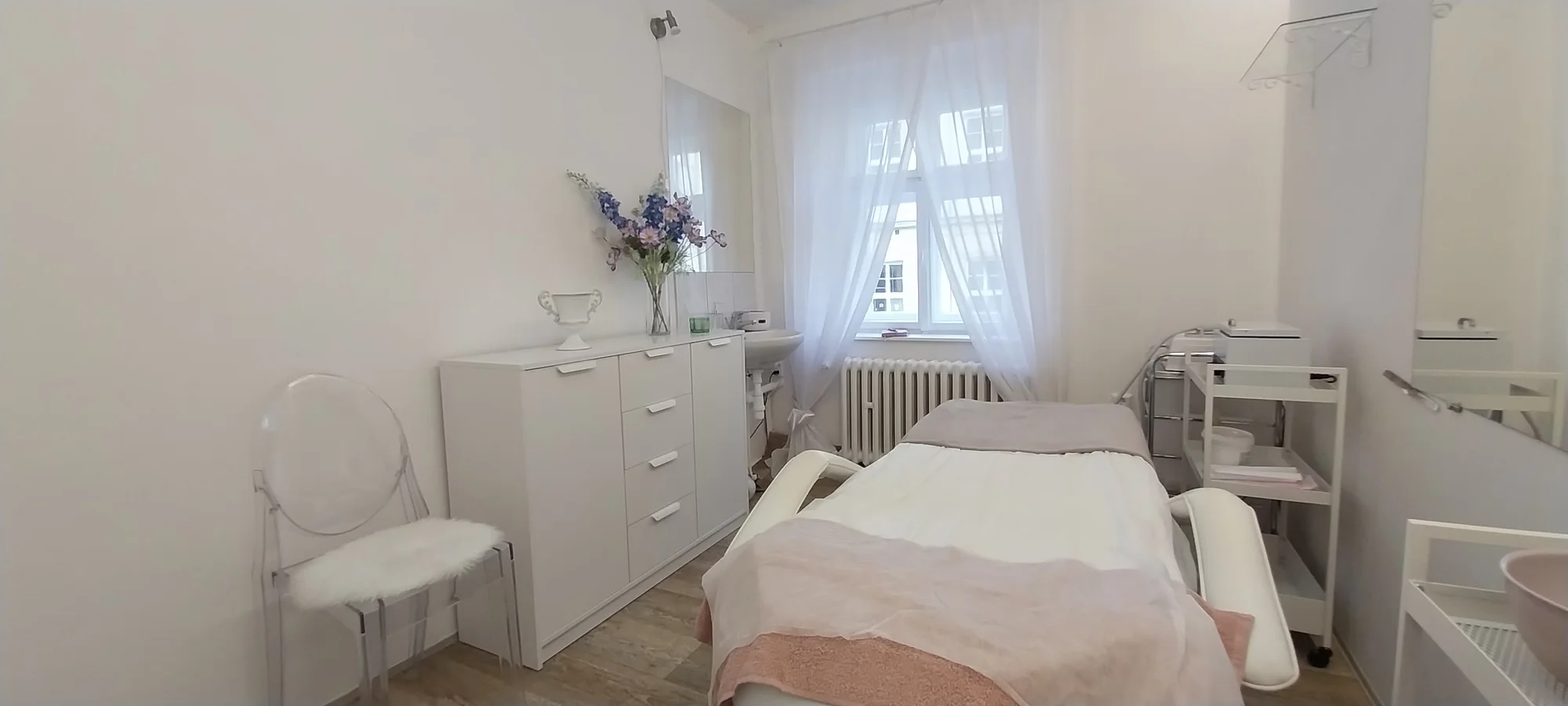 Chůze jako po obláčku: Suchá pedikúra s thajskou masáží nohou