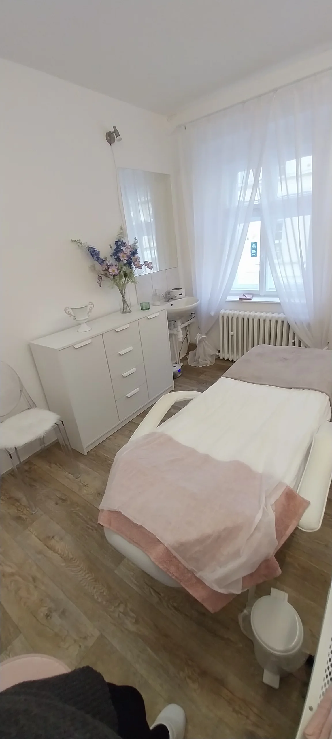 Chůze jako po obláčku: Suchá pedikúra s thajskou masáží nohou