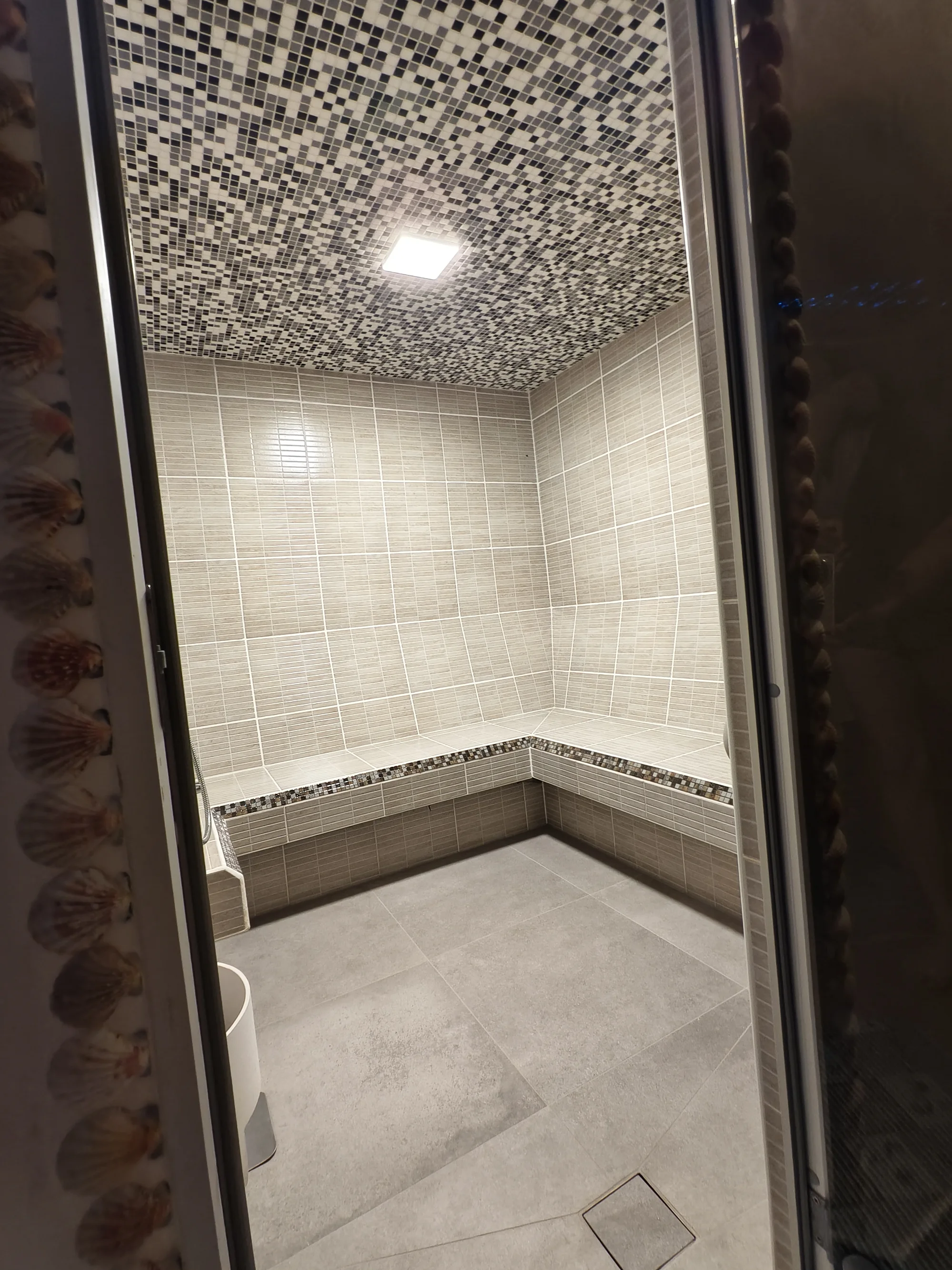 120 minut privátního wellness pro 2 osoby: sauny, vyhřívaná lehátka i lahev sektu