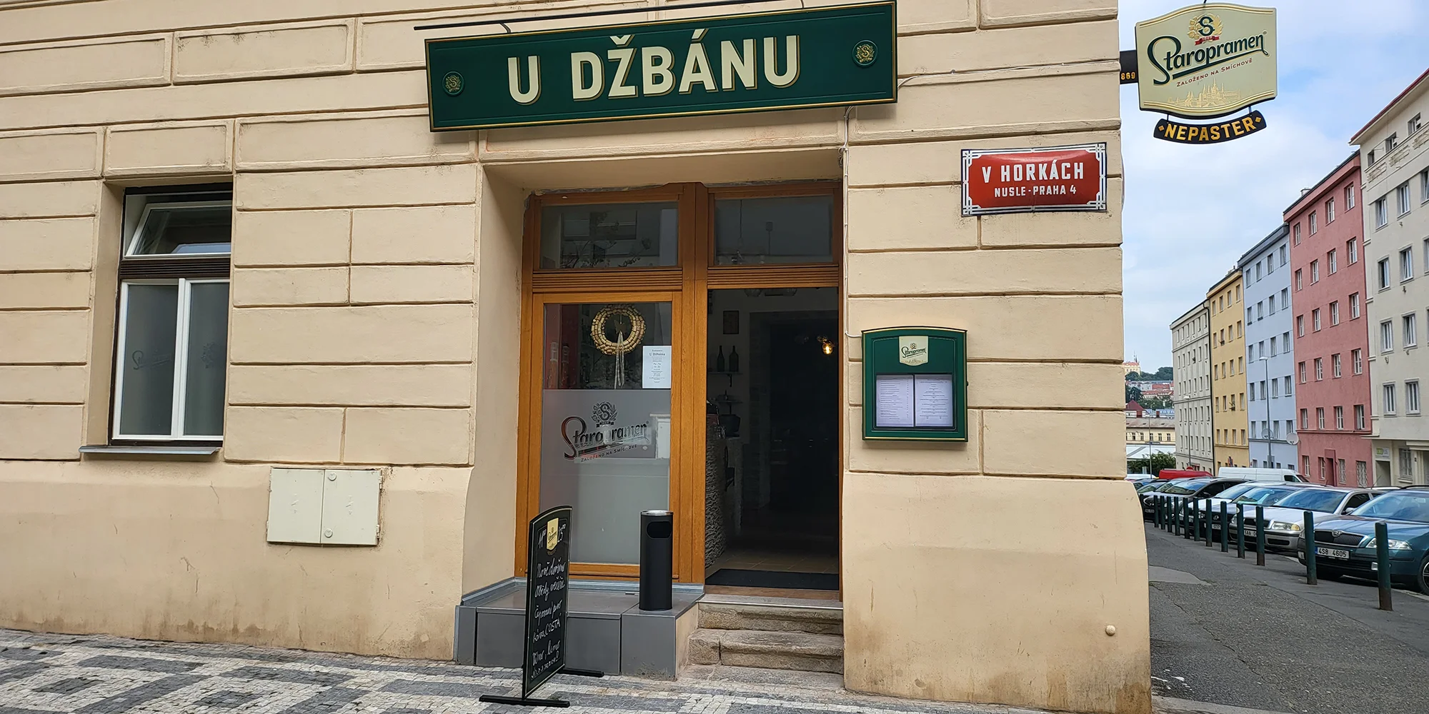 Půlkilový namíchaný tatarák ze zadního hovězího a 12 topinek k tomu