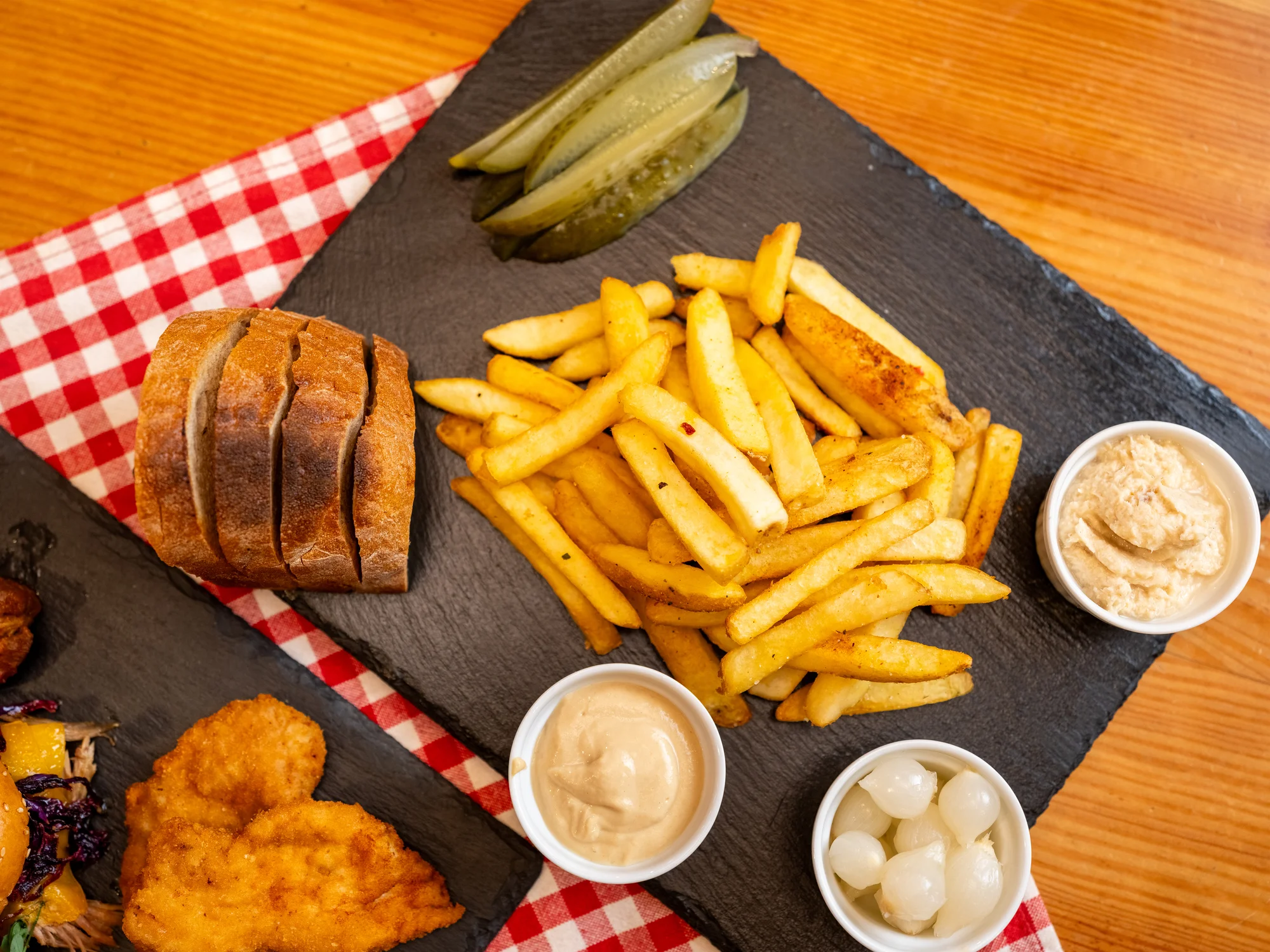 Masové prkno plné dobrot: žebra, řízky, burger, roastbeef a přílohy