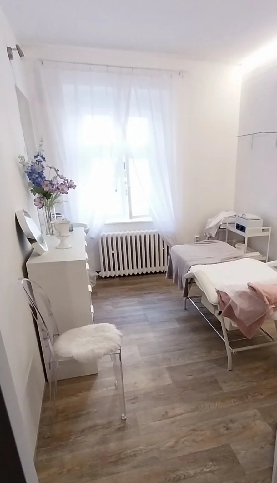 Chůze jako po obláčku: Suchá pedikúra s thajskou masáží nohou