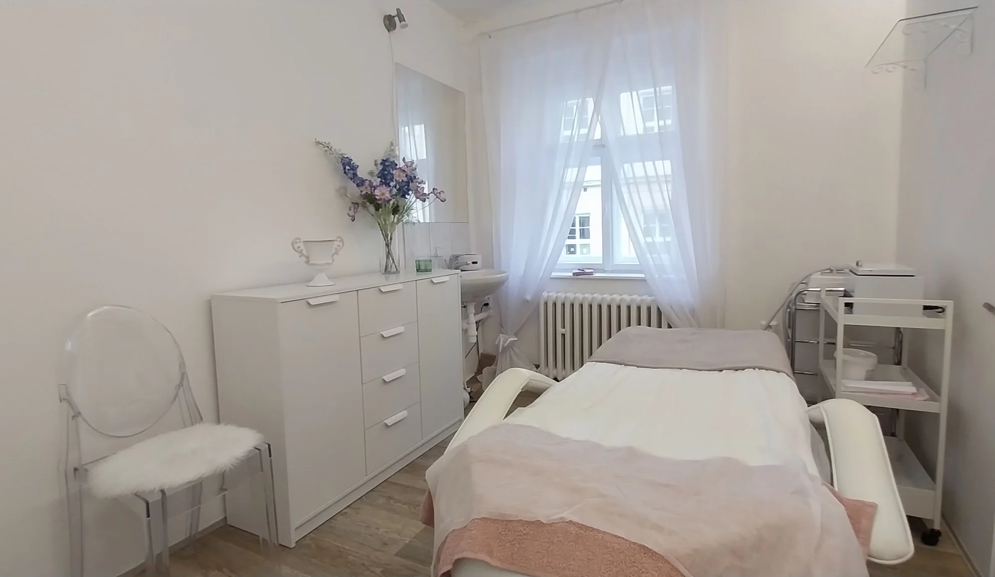 Chůze jako po obláčku: Suchá pedikúra s thajskou masáží nohou