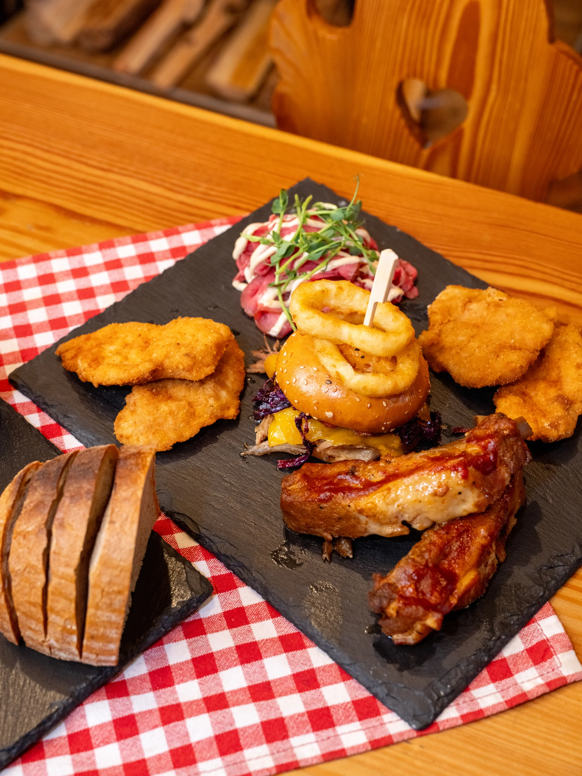 Masové prkno plné dobrot: žebra, řízky, burger, roastbeef a přílohy