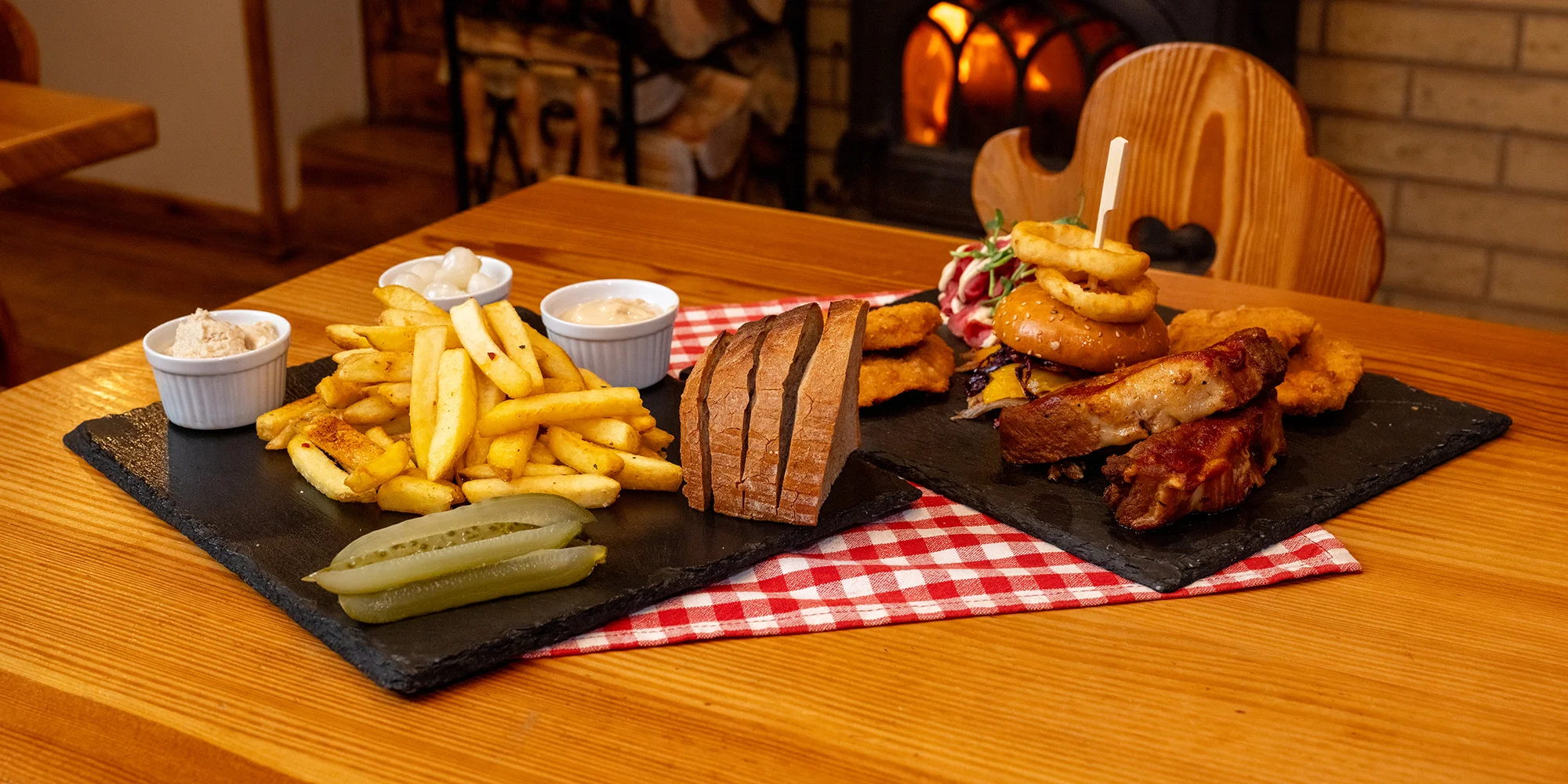 Masové prkno plné dobrot: žebra, řízky, burger, roastbeef a přílohy