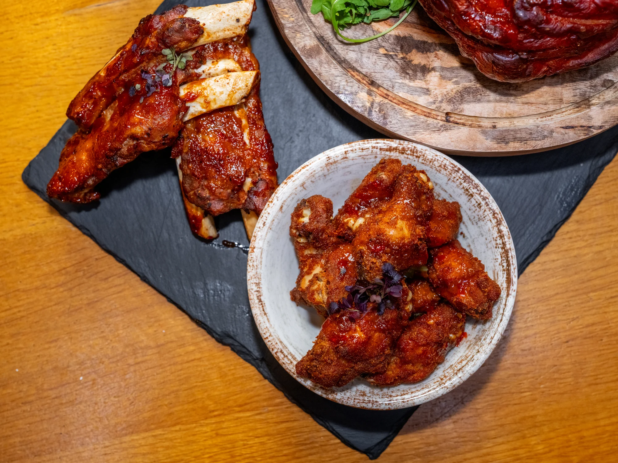 Masové prkno s kolenem, žebry, křídly a tatarákem, hodina bowlingu i 8 velkých piv