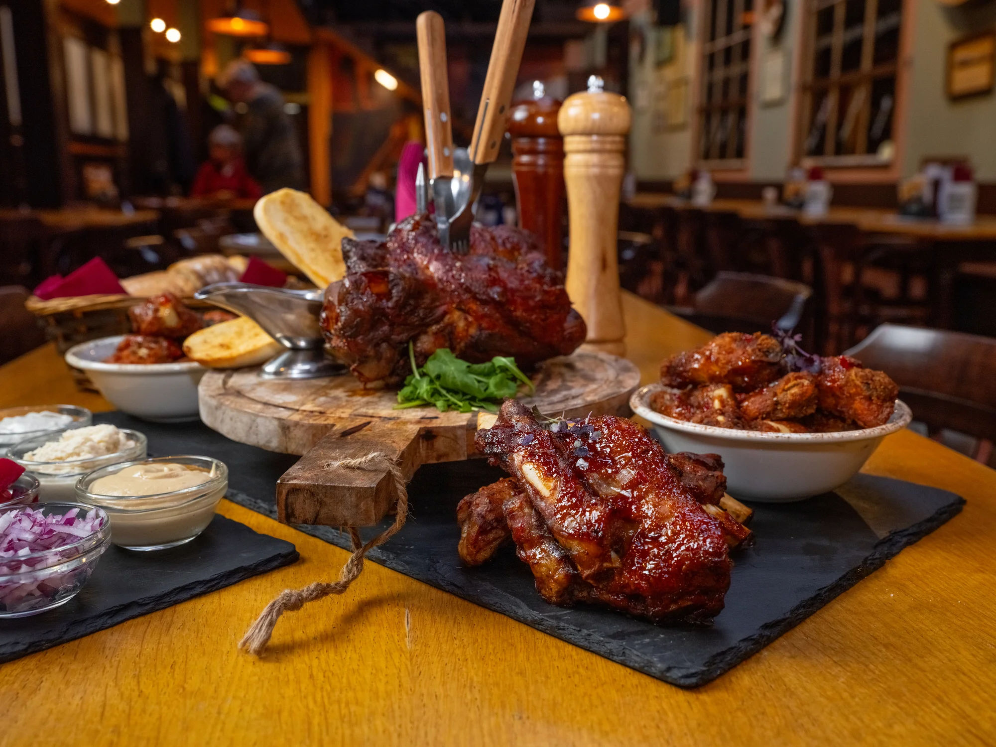 Masové prkno s kolenem, žebry, křídly a tatarákem, hodina bowlingu i 8 velkých piv