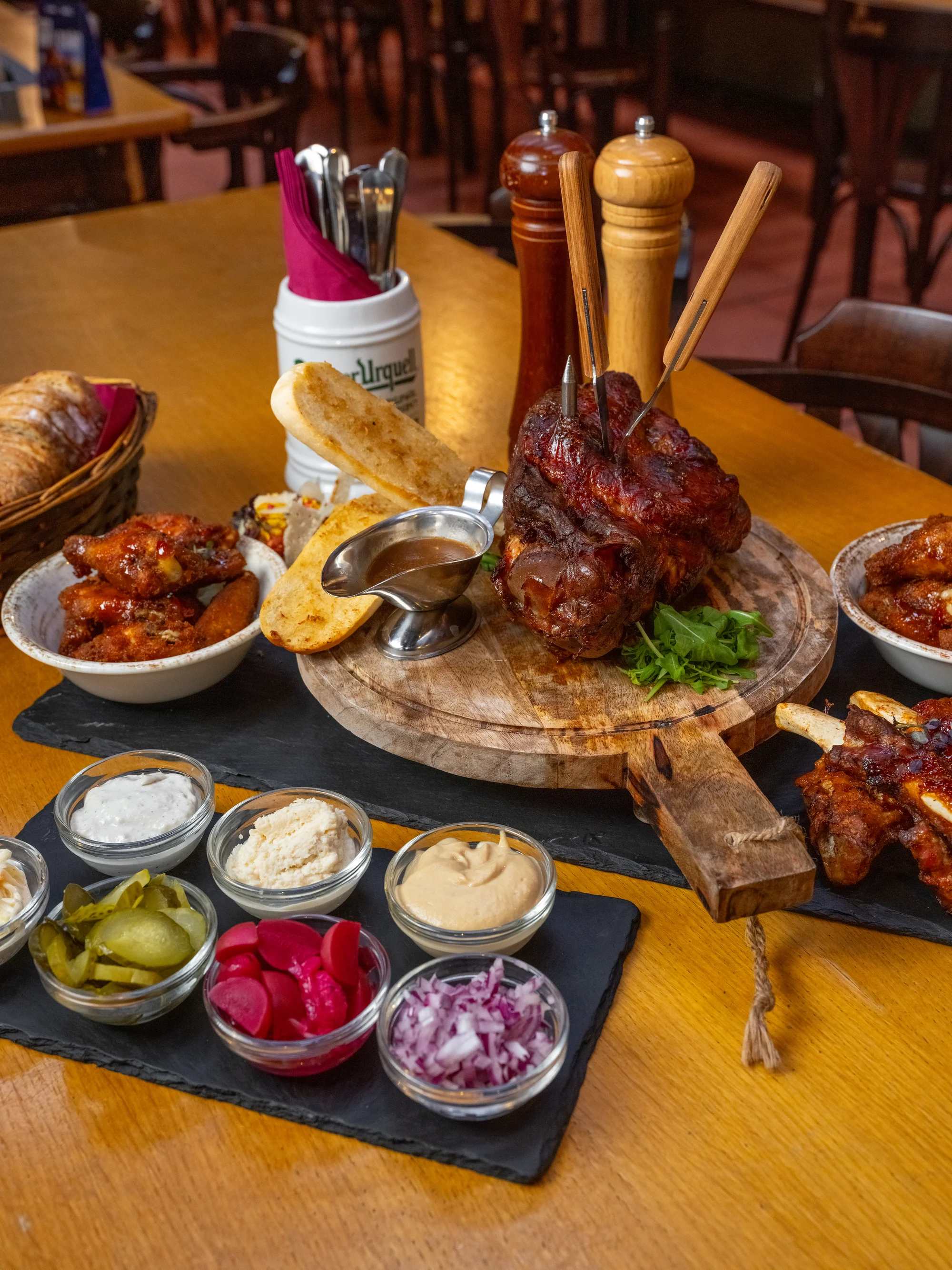 Masové prkno s kolenem, žebry, křídly a tatarákem, hodina bowlingu i 8 velkých piv