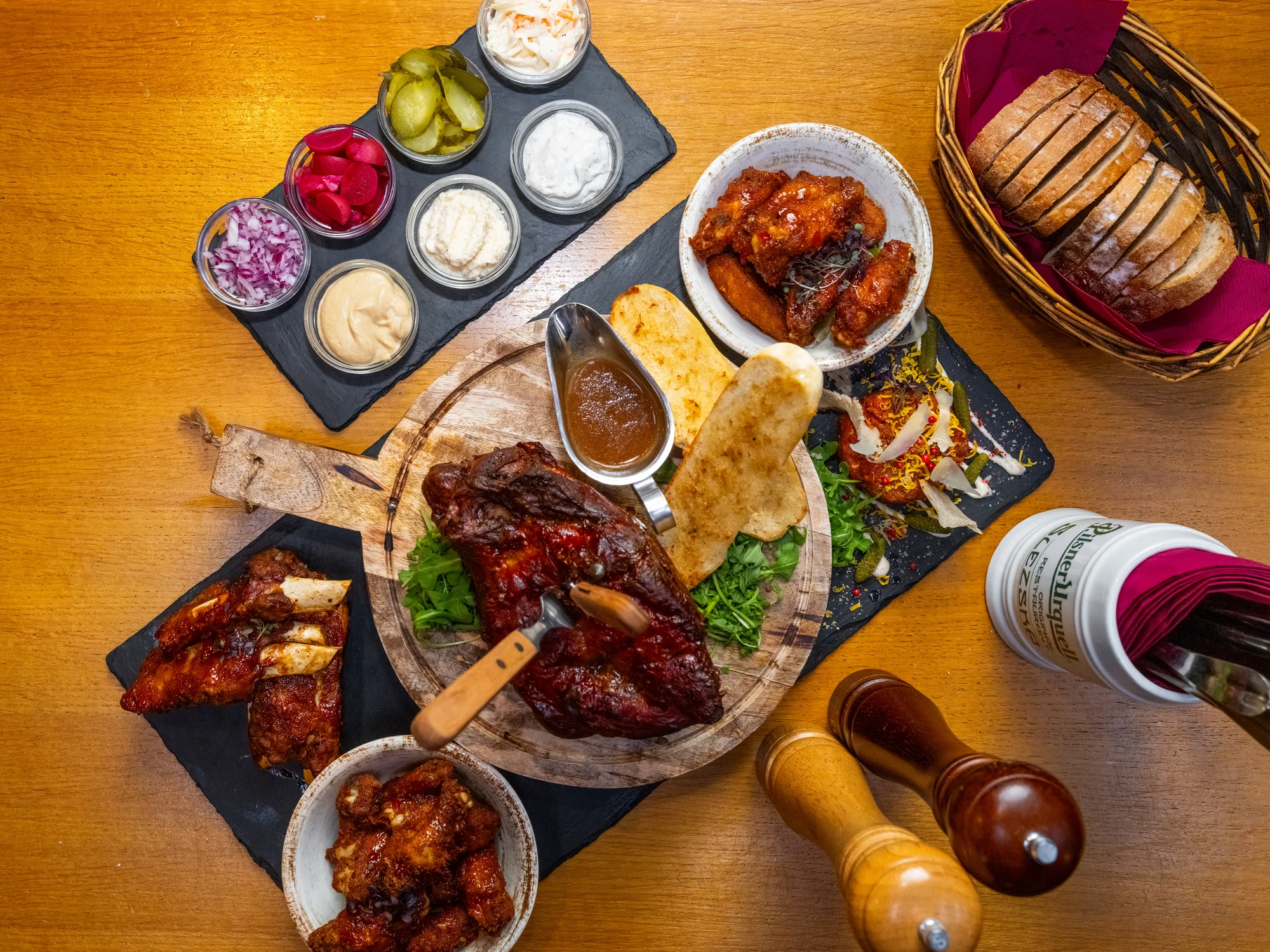 Masové prkno s kolenem, žebry, křídly a tatarákem, hodina bowlingu i 8 velkých piv