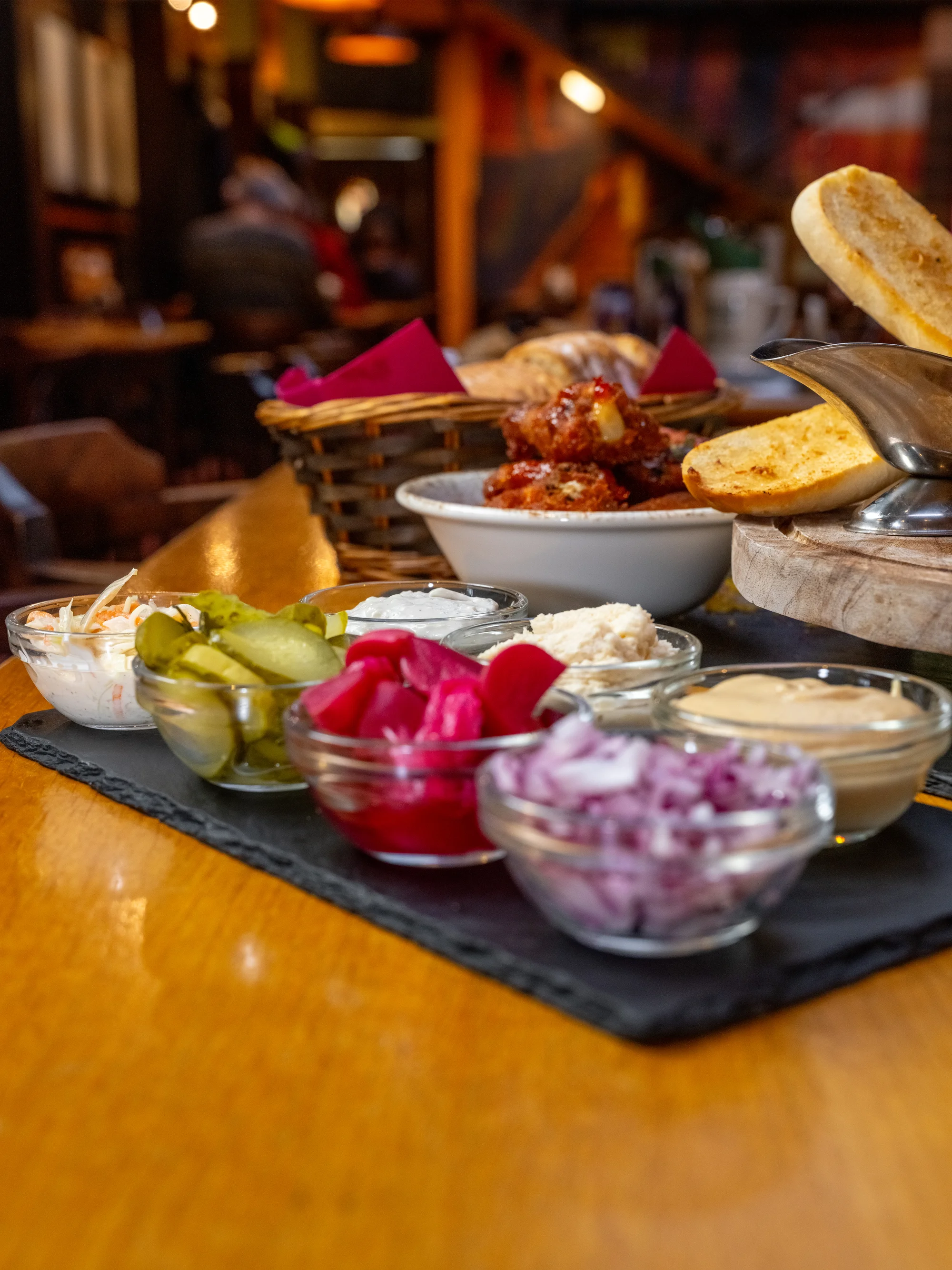 Masové prkno s kolenem, žebry, křídly a tatarákem, hodina bowlingu i 8 velkých piv