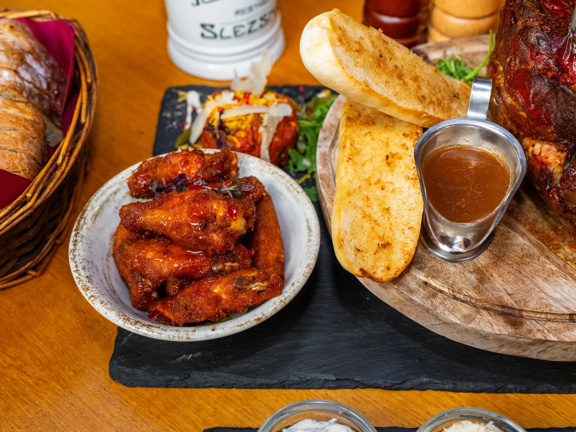 Masové prkno s kolenem, žebry, křídly a tatarákem, hodina bowlingu i 8 velkých piv