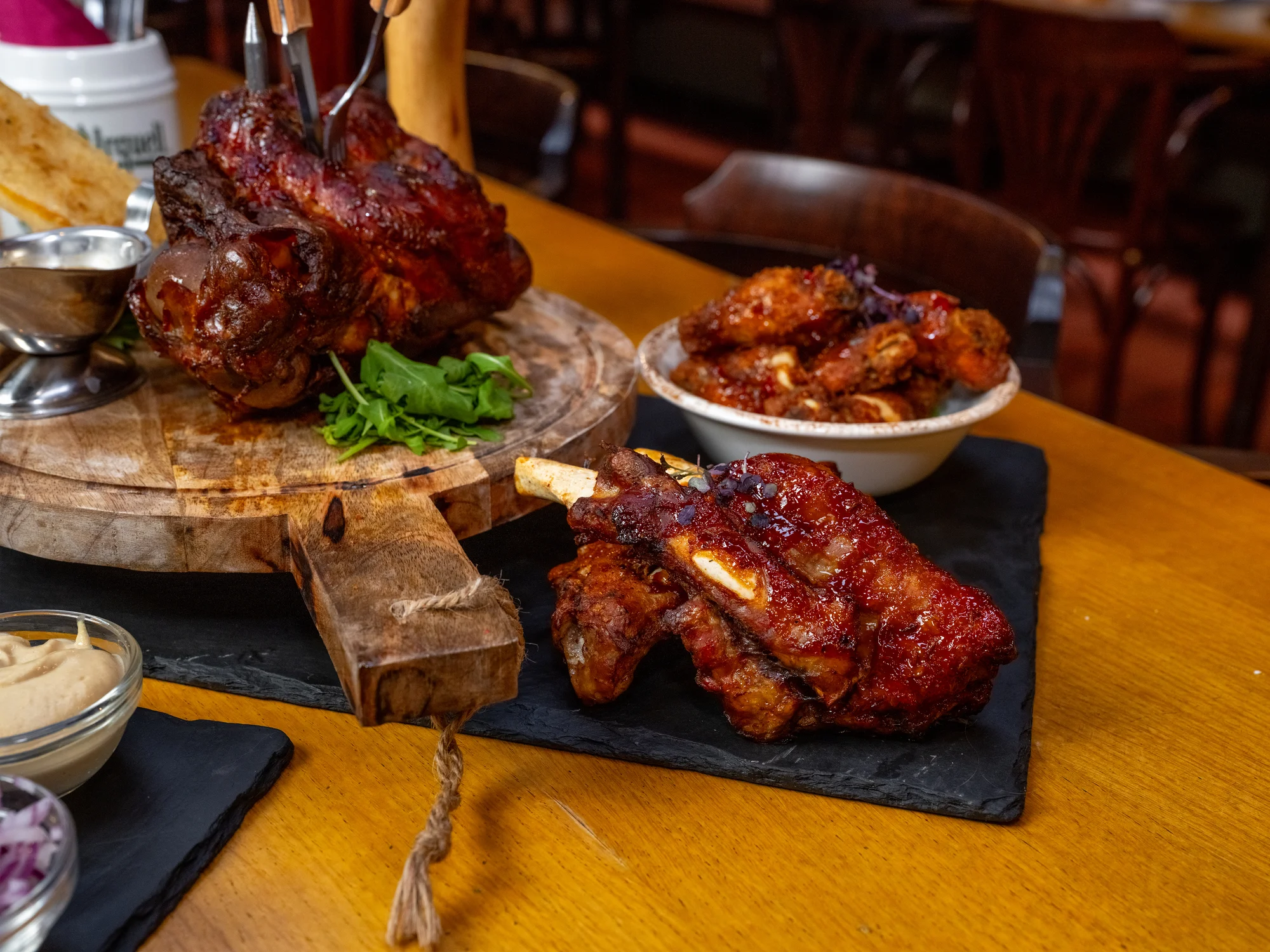 Masové prkno s kolenem, žebry, křídly a tatarákem, hodina bowlingu i 8 velkých piv