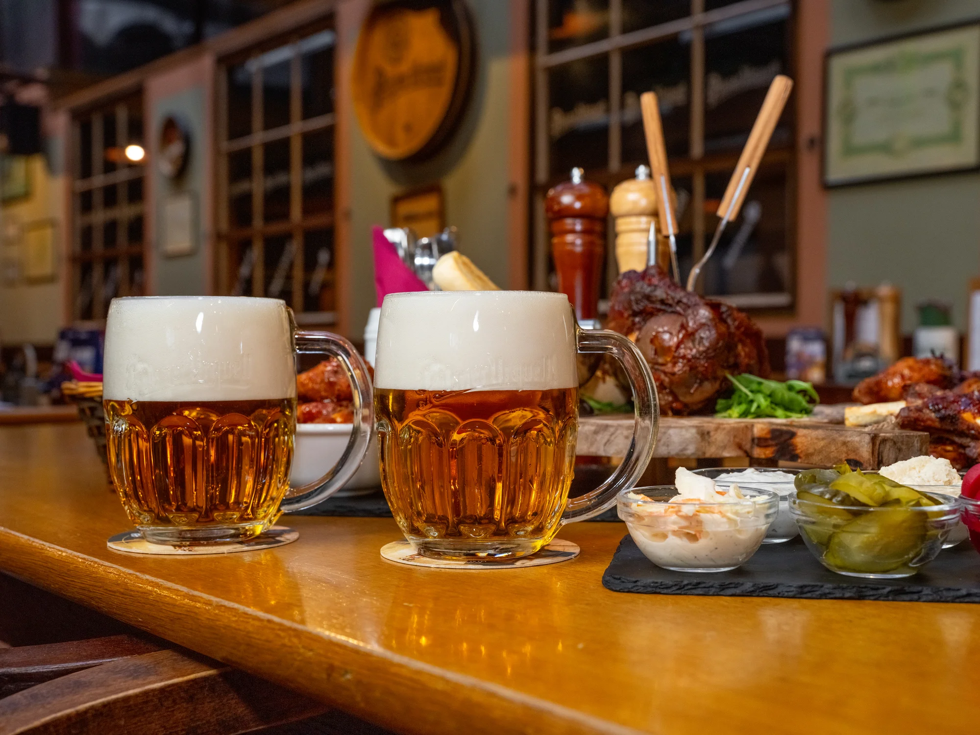 Masové prkno s kolenem, žebry, křídly a tatarákem, hodina bowlingu i 8 velkých piv