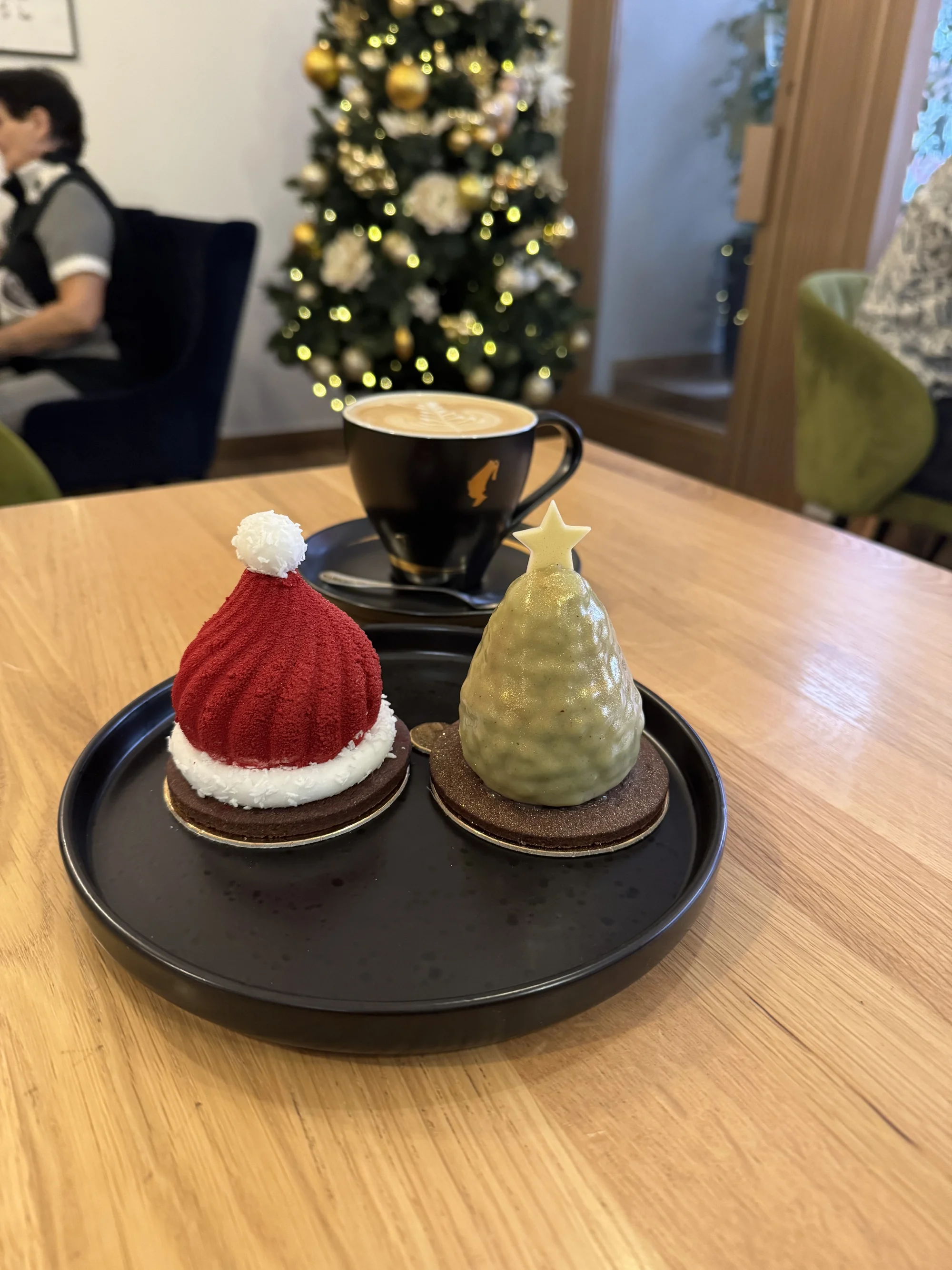 Káva a zákusek podle výběru v kavárně v centru Loun pro 1 či 2 osoby