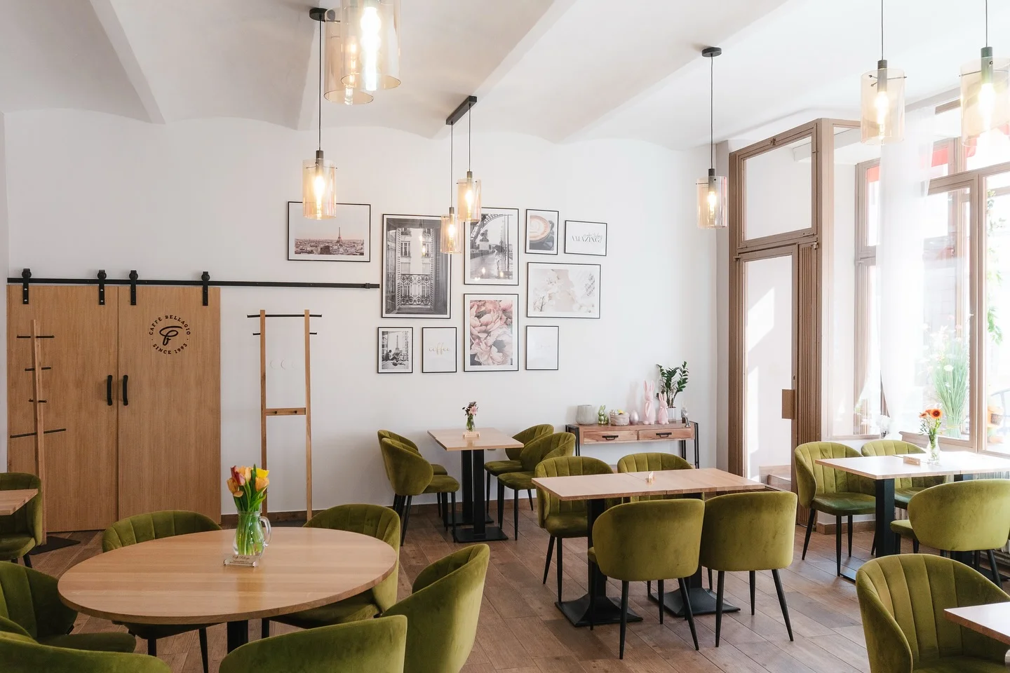 Káva a zákusek podle výběru v kavárně v centru Loun pro 1 či 2 osoby