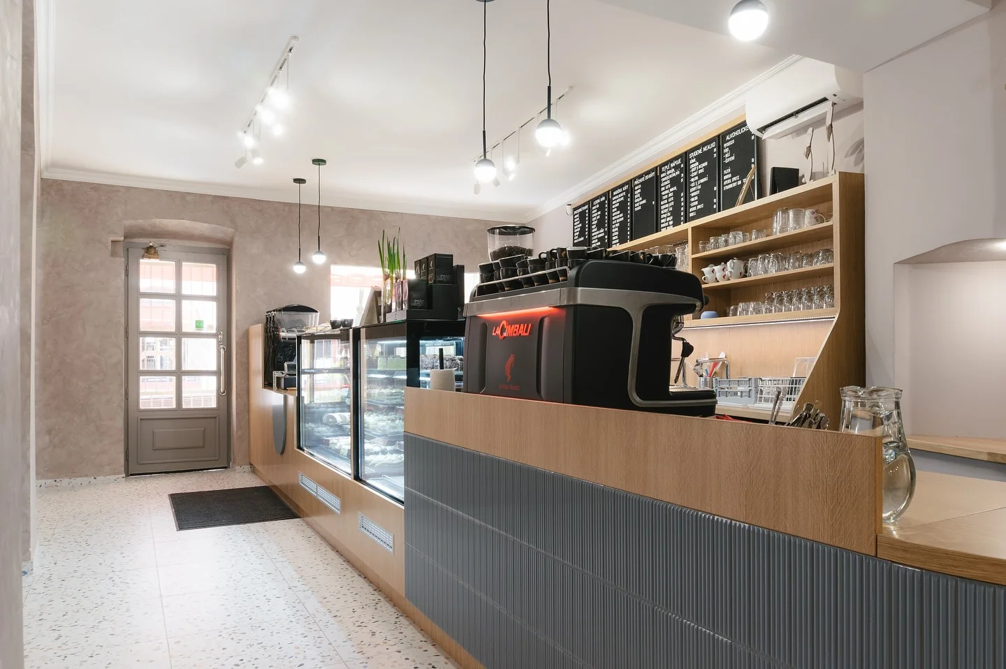 Káva a zákusek podle výběru v kavárně v centru Loun pro 1 či 2 osoby