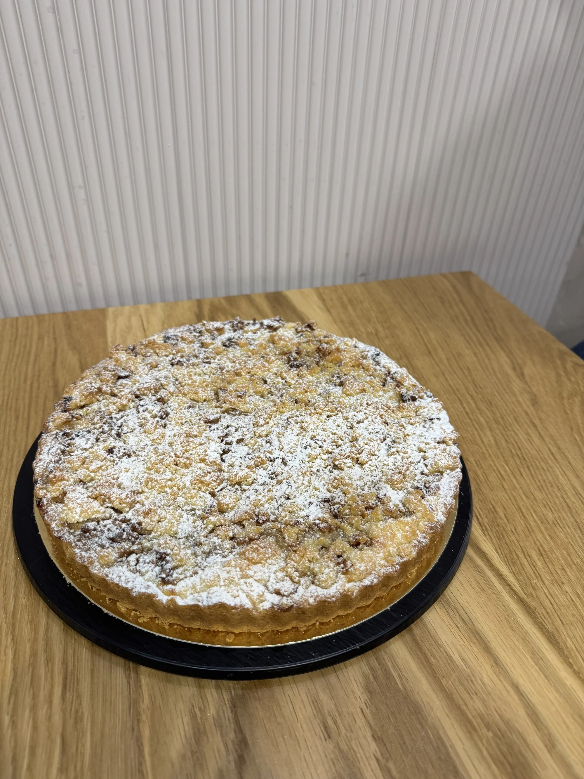 Káva a zákusek podle výběru v kavárně v centru Loun pro 1 či 2 osoby