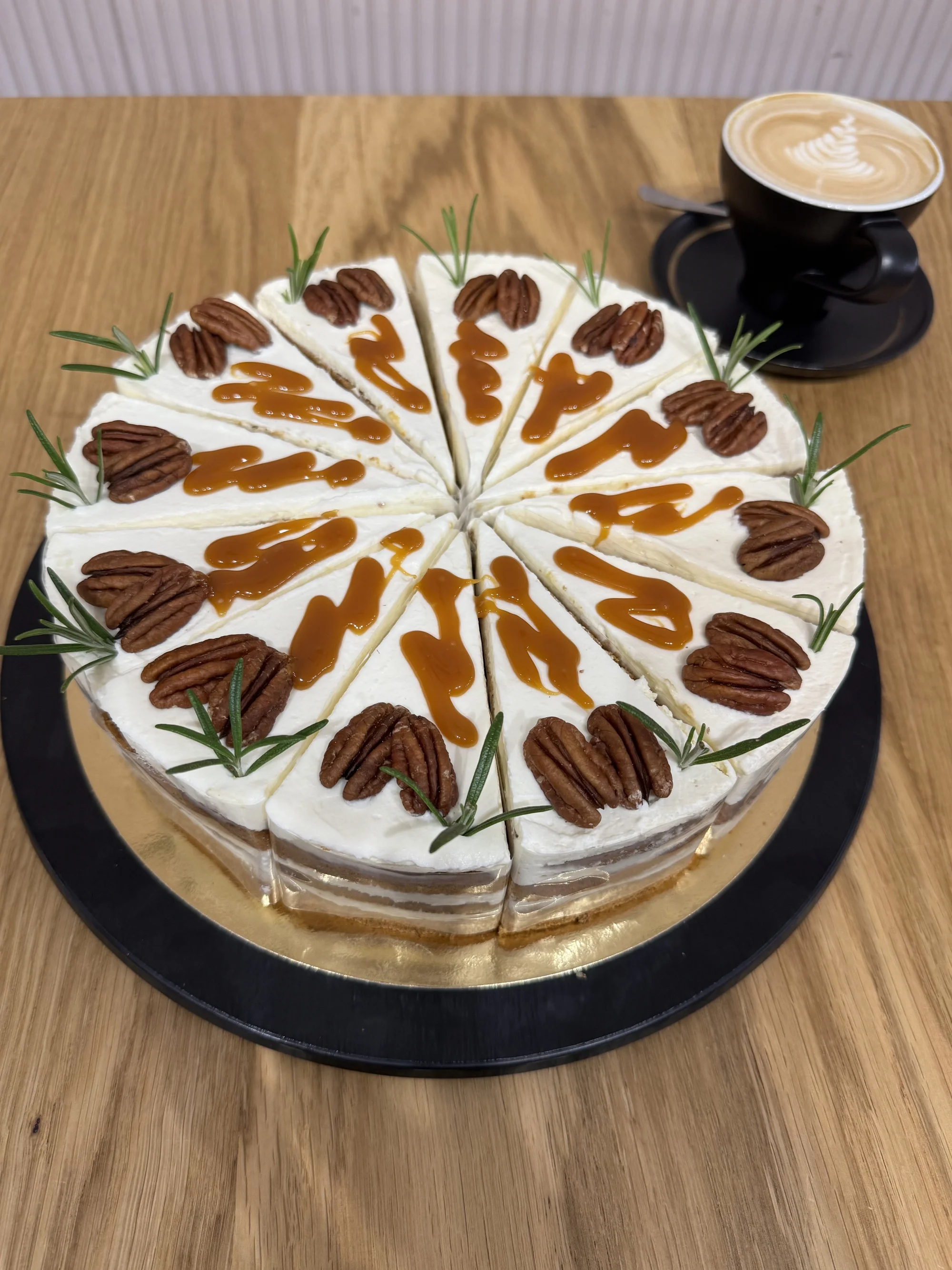 Káva a zákusek podle výběru v kavárně v centru Loun pro 1 či 2 osoby