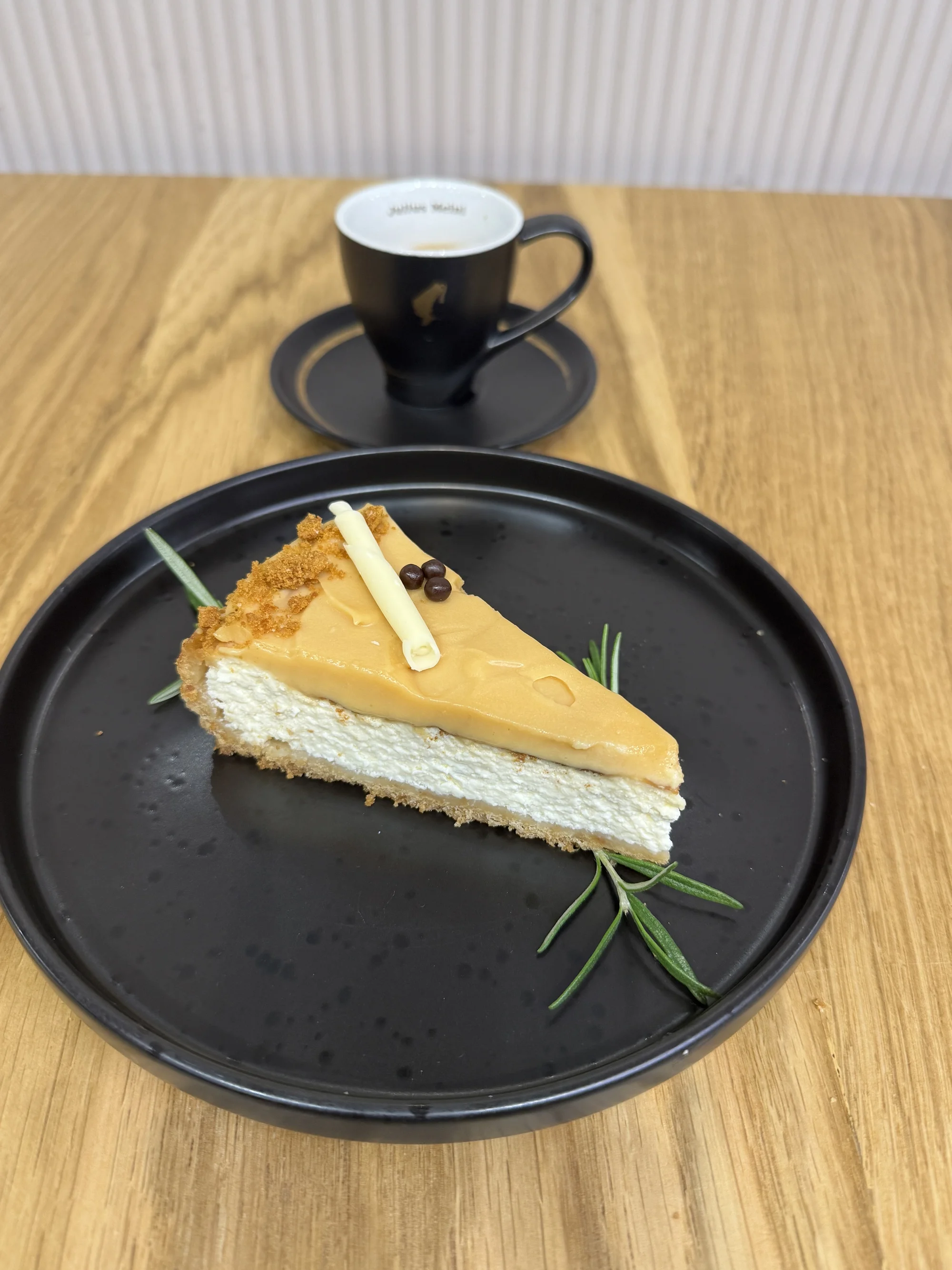 Káva a zákusek podle výběru v kavárně v centru Loun pro 1 či 2 osoby