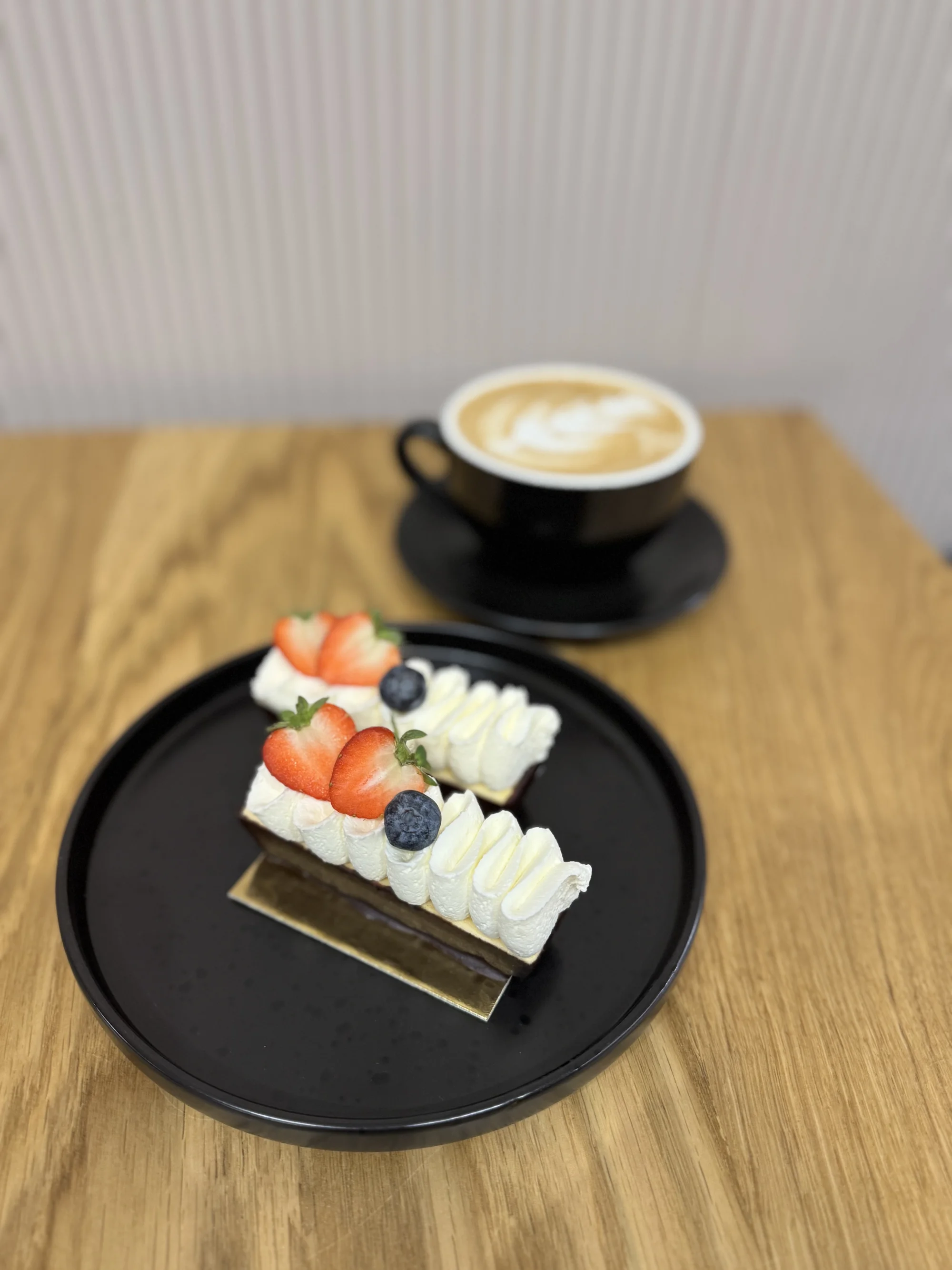 Káva a zákusek podle výběru v kavárně v centru Loun pro 1 či 2 osoby