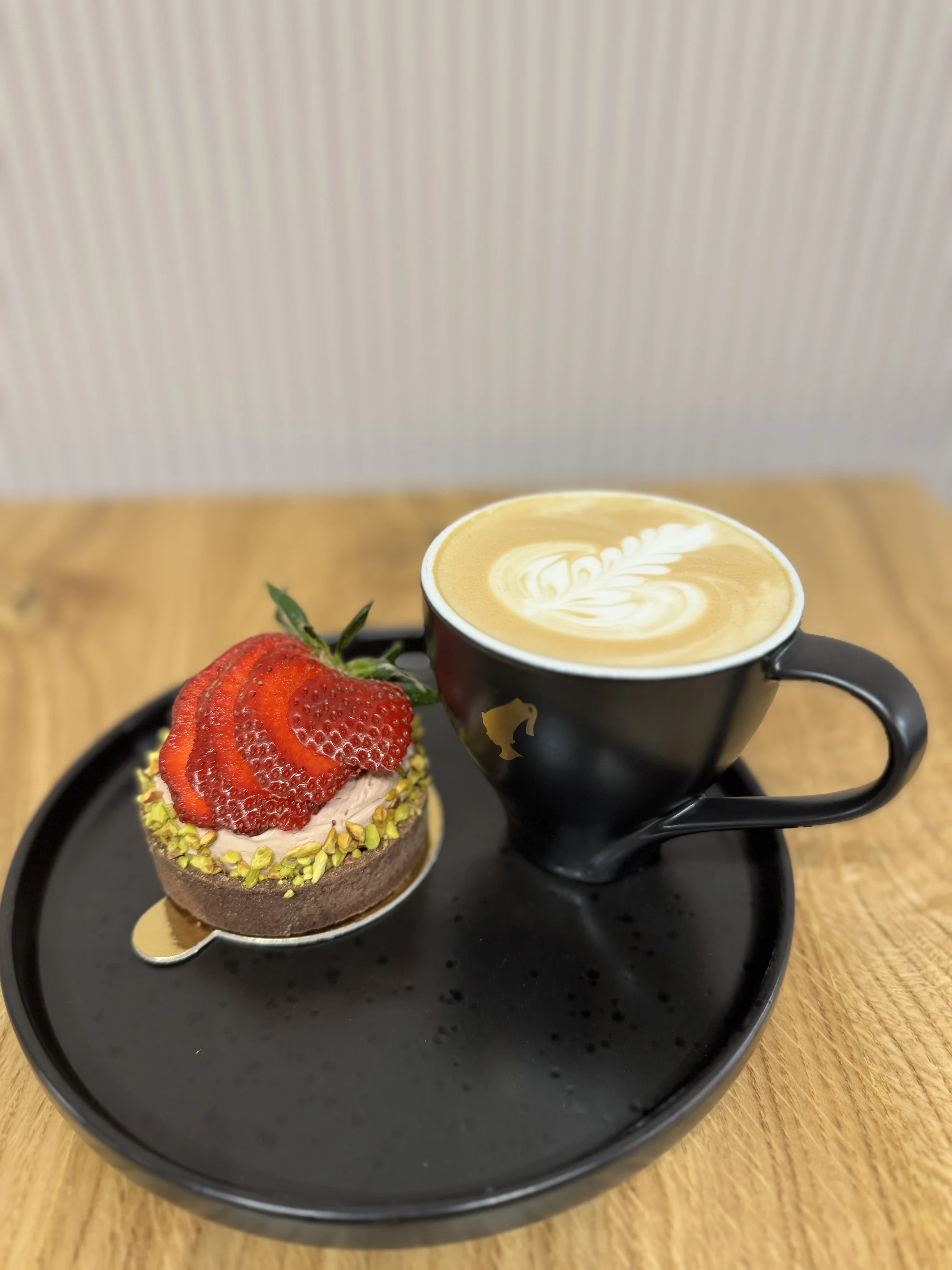 Káva a zákusek podle výběru v kavárně v centru Loun pro 1 či 2 osoby