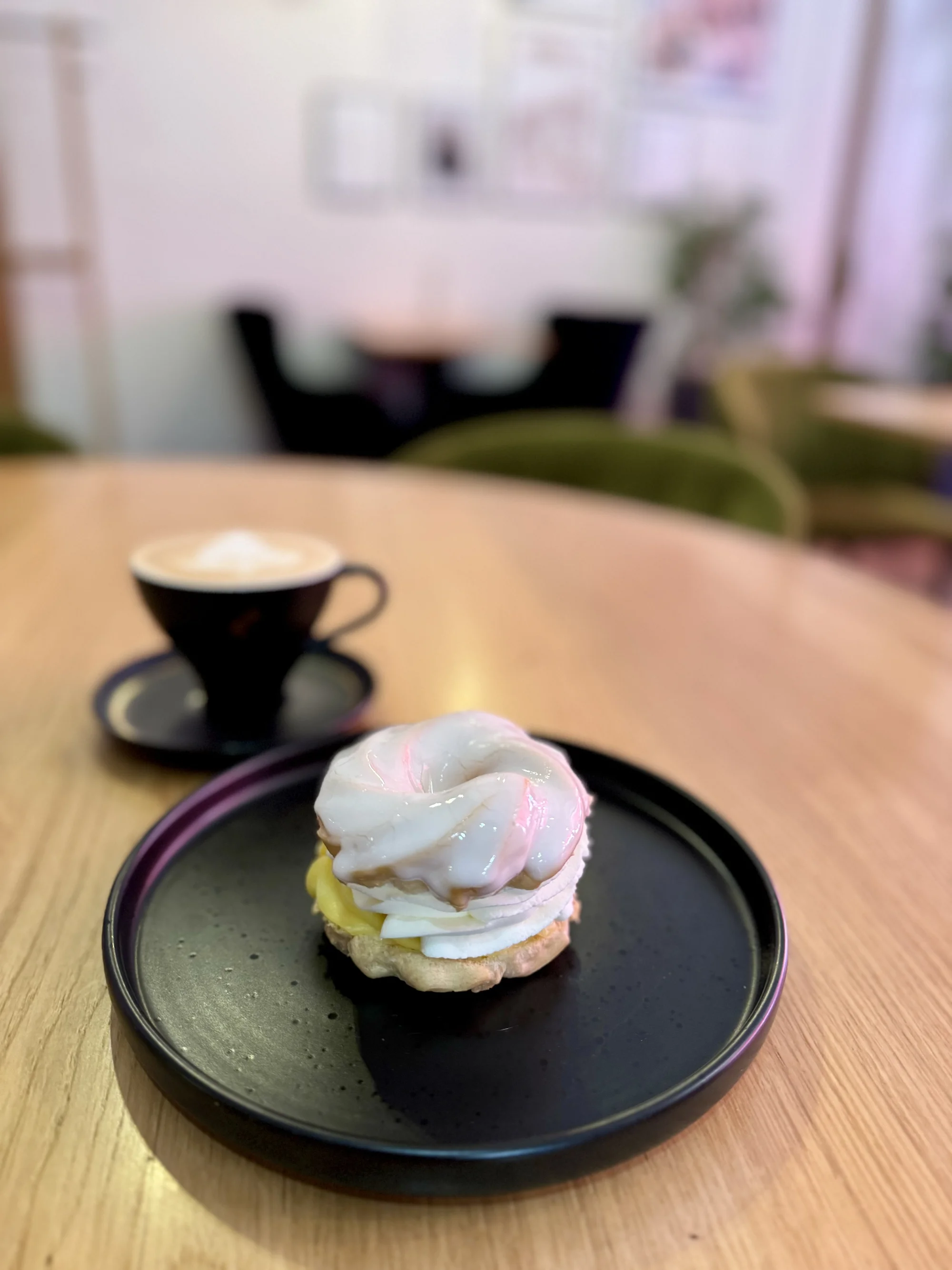 Káva a zákusek podle výběru v kavárně v centru Loun pro 1 či 2 osoby