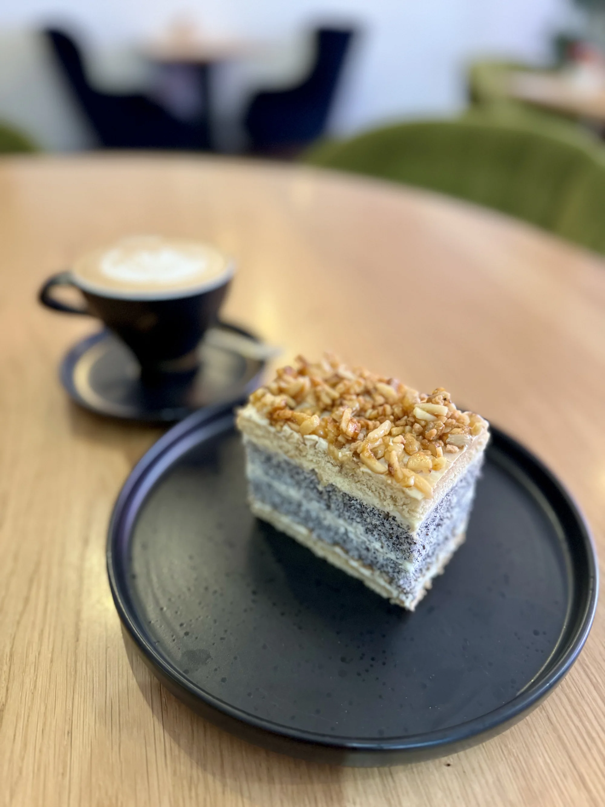 Káva a zákusek podle výběru v kavárně v centru Loun pro 1 či 2 osoby