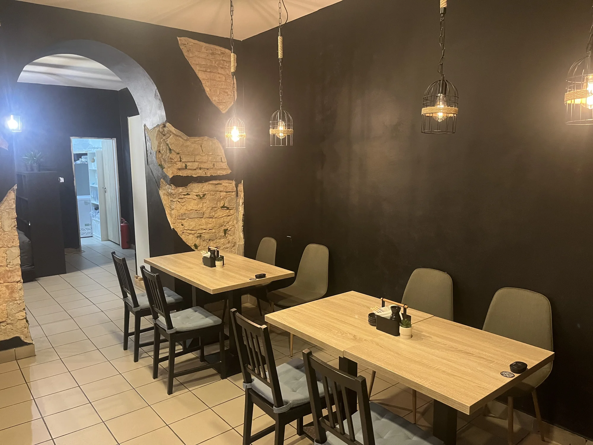 Rozmanité sushi sety s 24-64 kousky, miso či tom yum polévkou, edamame i limonádou