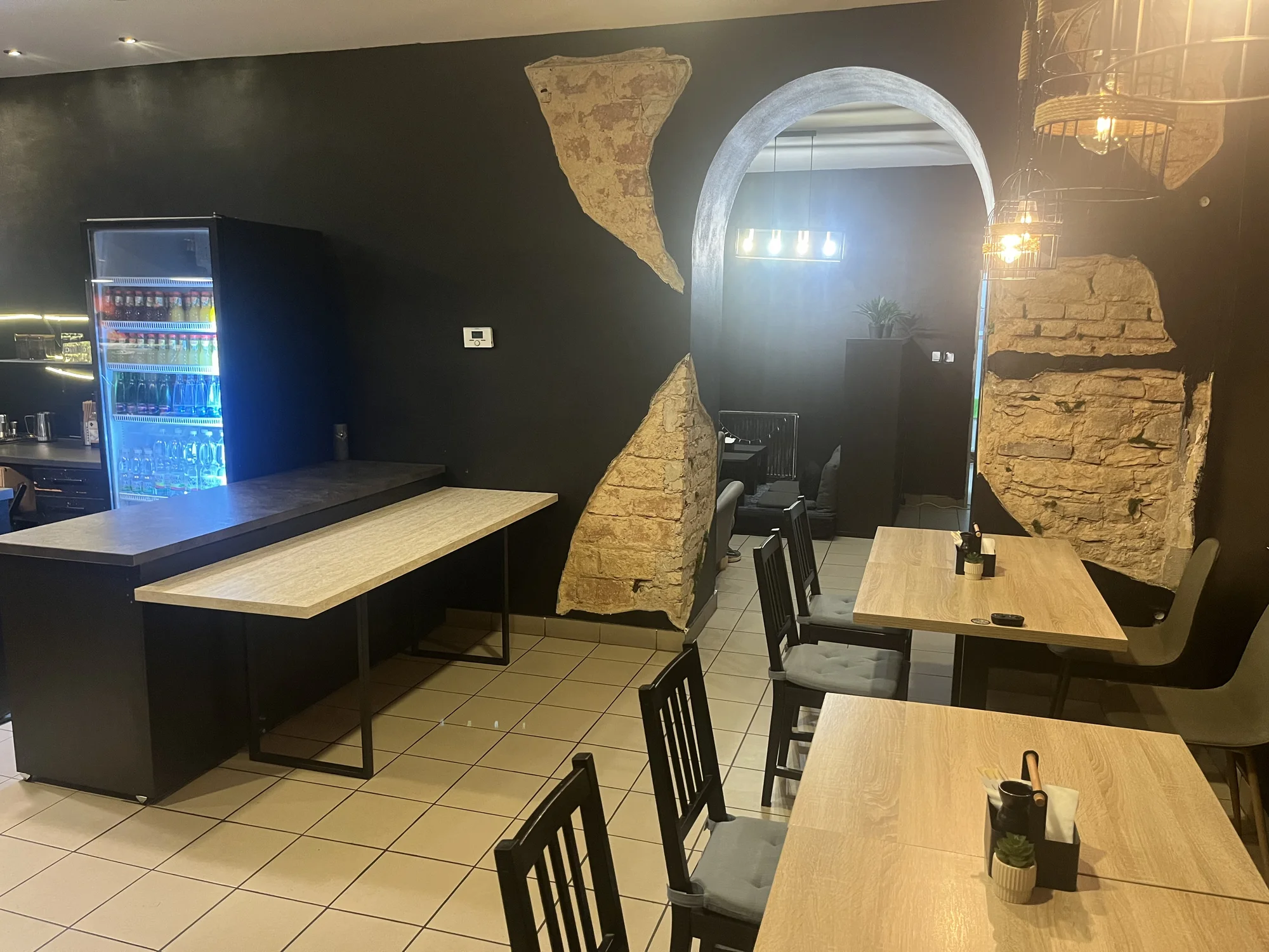 Rozmanité sushi sety s 24-64 kousky, miso či tom yum polévkou, edamame i limonádou