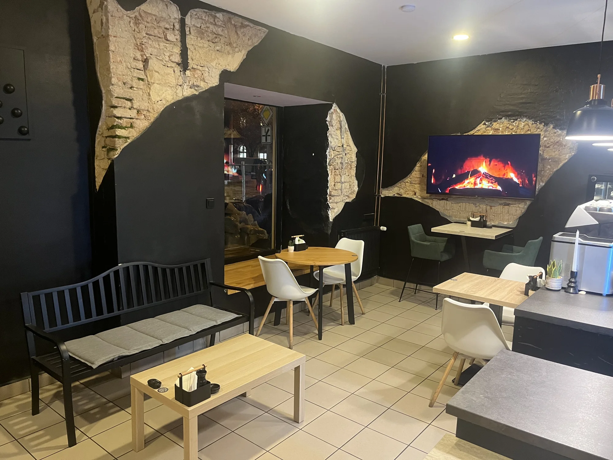 Rozmanité sushi sety s 24-64 kousky, miso či tom yum polévkou, edamame i limonádou