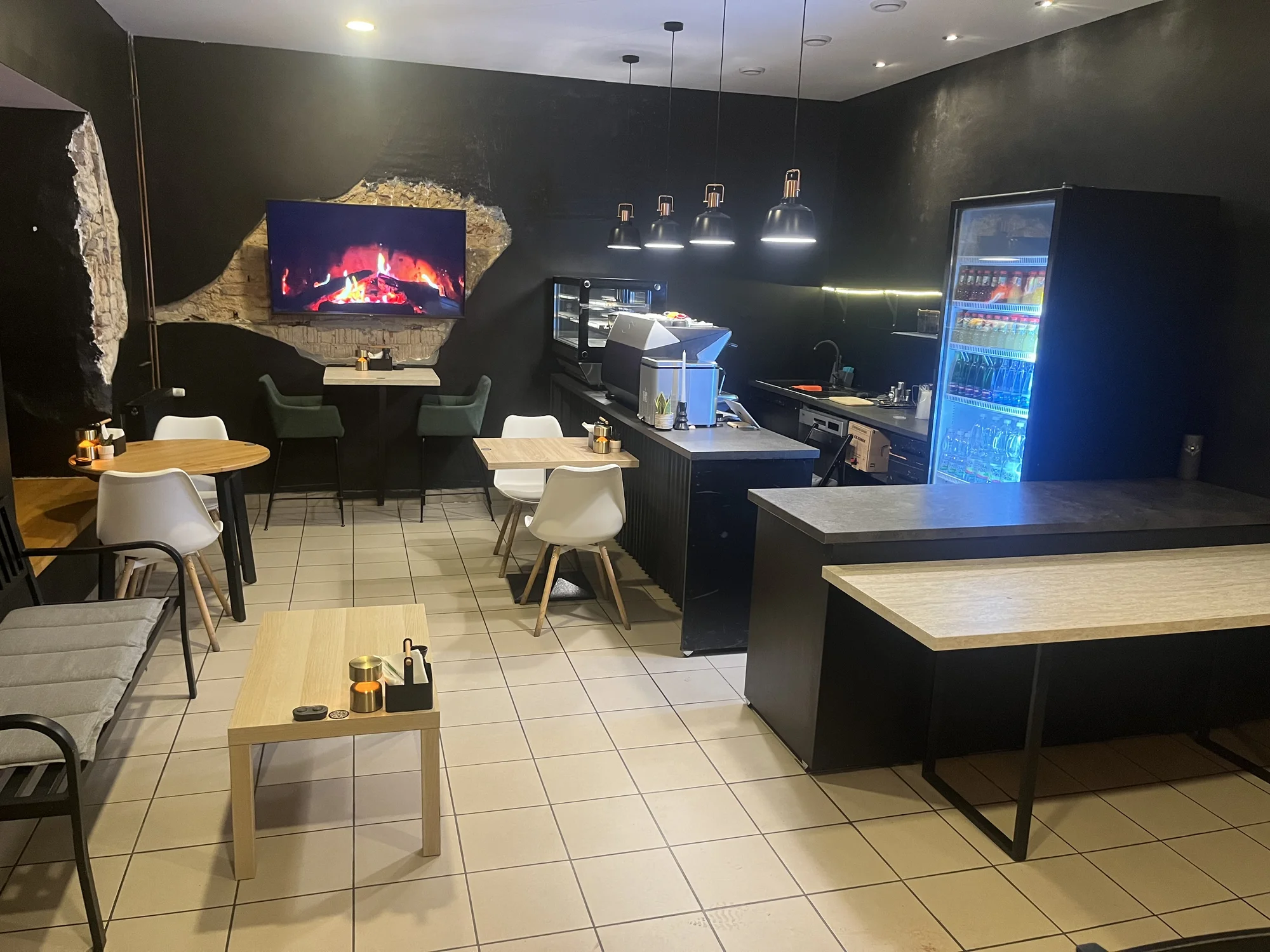 Rozmanité sushi sety s 24-64 kousky, miso či tom yum polévkou, edamame i limonádou