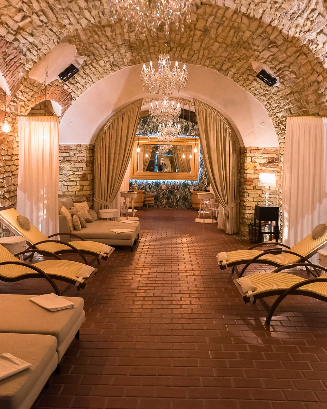 Pobyt ve 4* hotelu ve Slaném: snídaně, slavnostní večeře s vínem i wellness