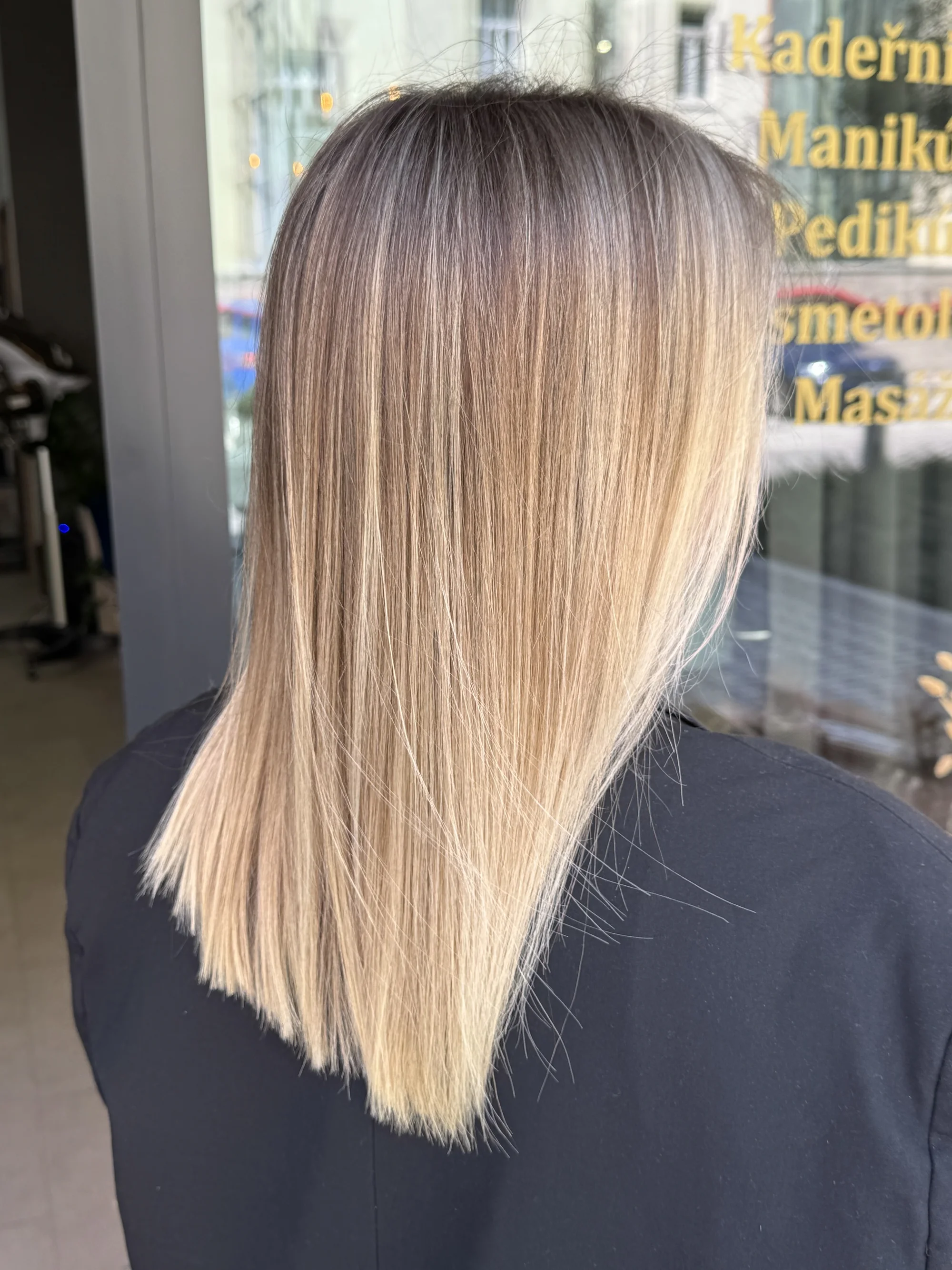 Vlasová proměna: dámský střih, barvení odrostů i celých vlasů