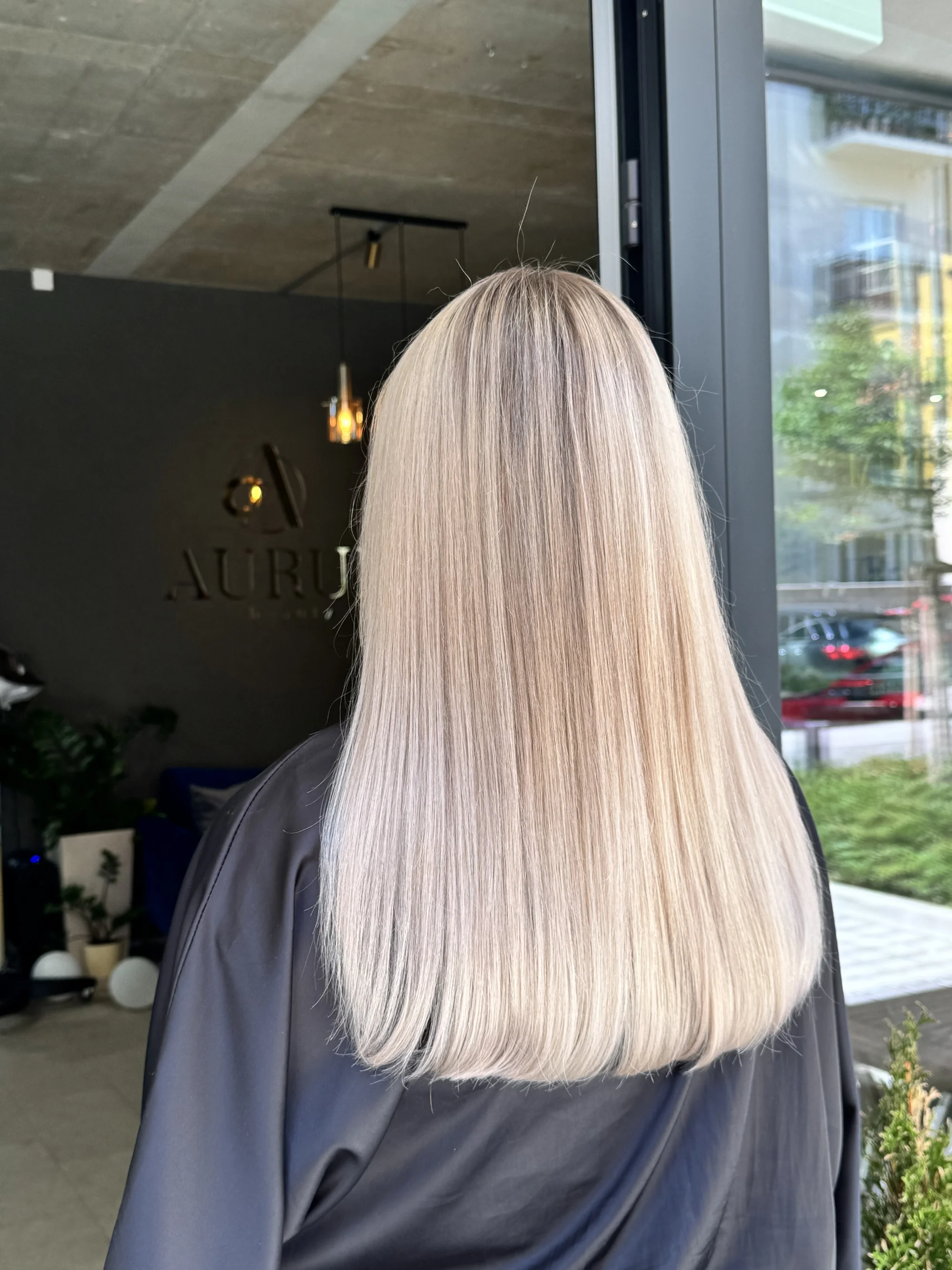 Vlasová proměna: dámský střih, barvení odrostů i celých vlasů