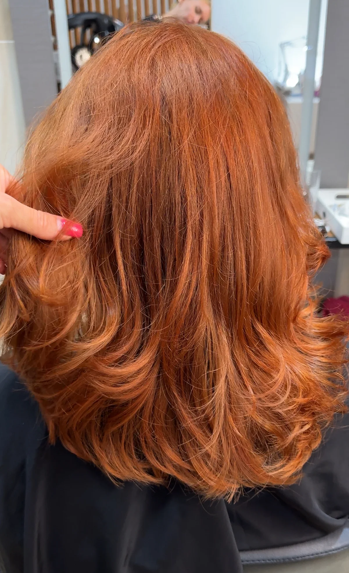 Vlasová proměna: dámský střih, barvení odrostů i celých vlasů