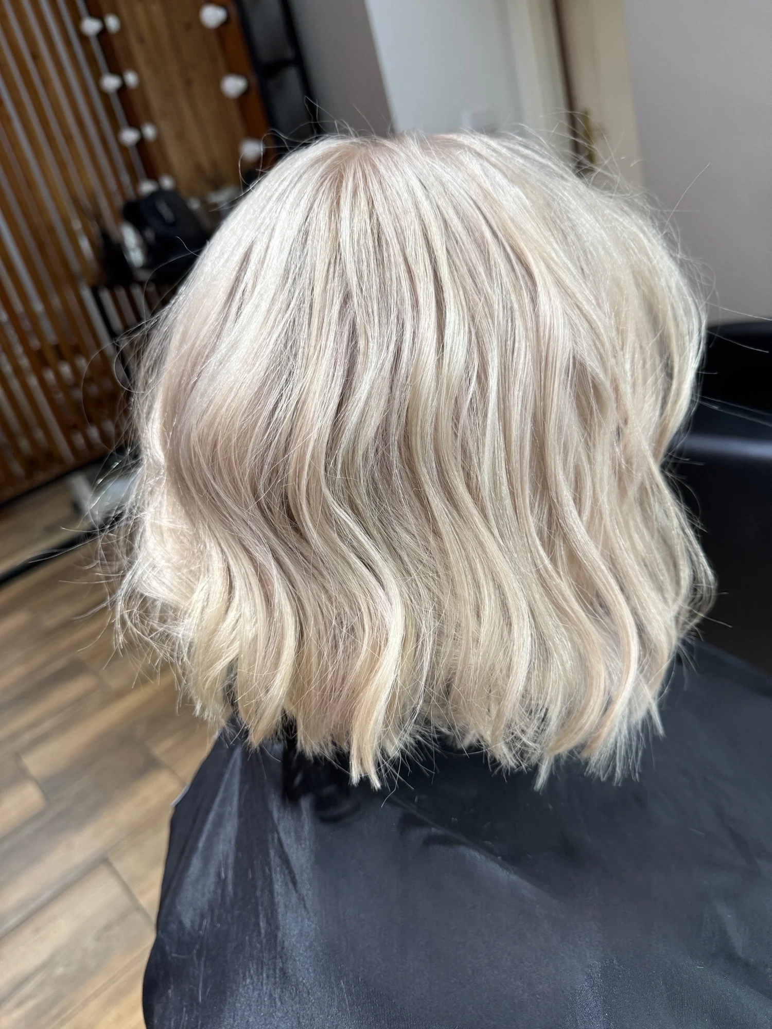 Vlasová proměna: dámský střih, barvení odrostů i celých vlasů