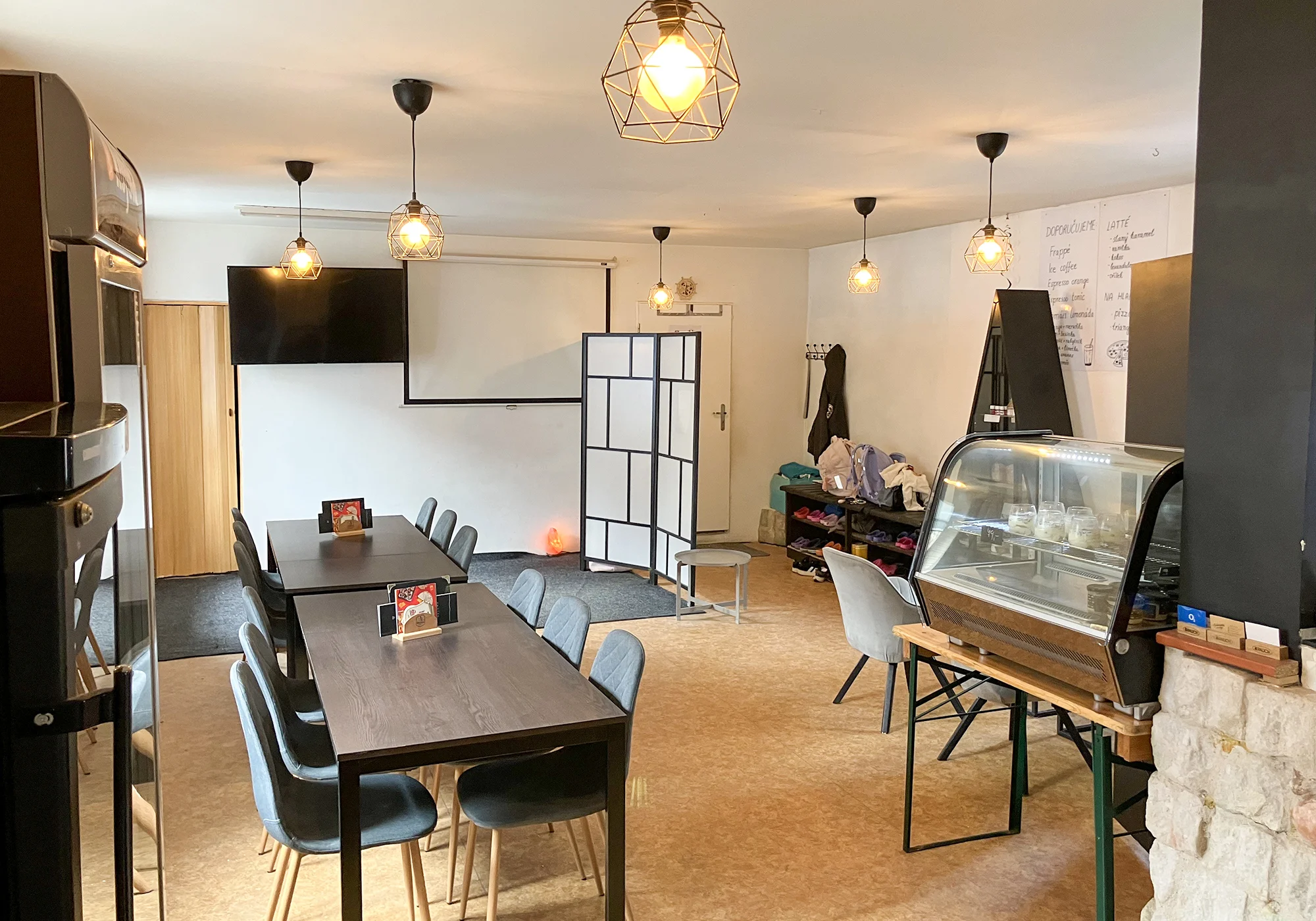 Dezert dle výběru a limonáda nebo káva v kavárně se solnou jeskyní