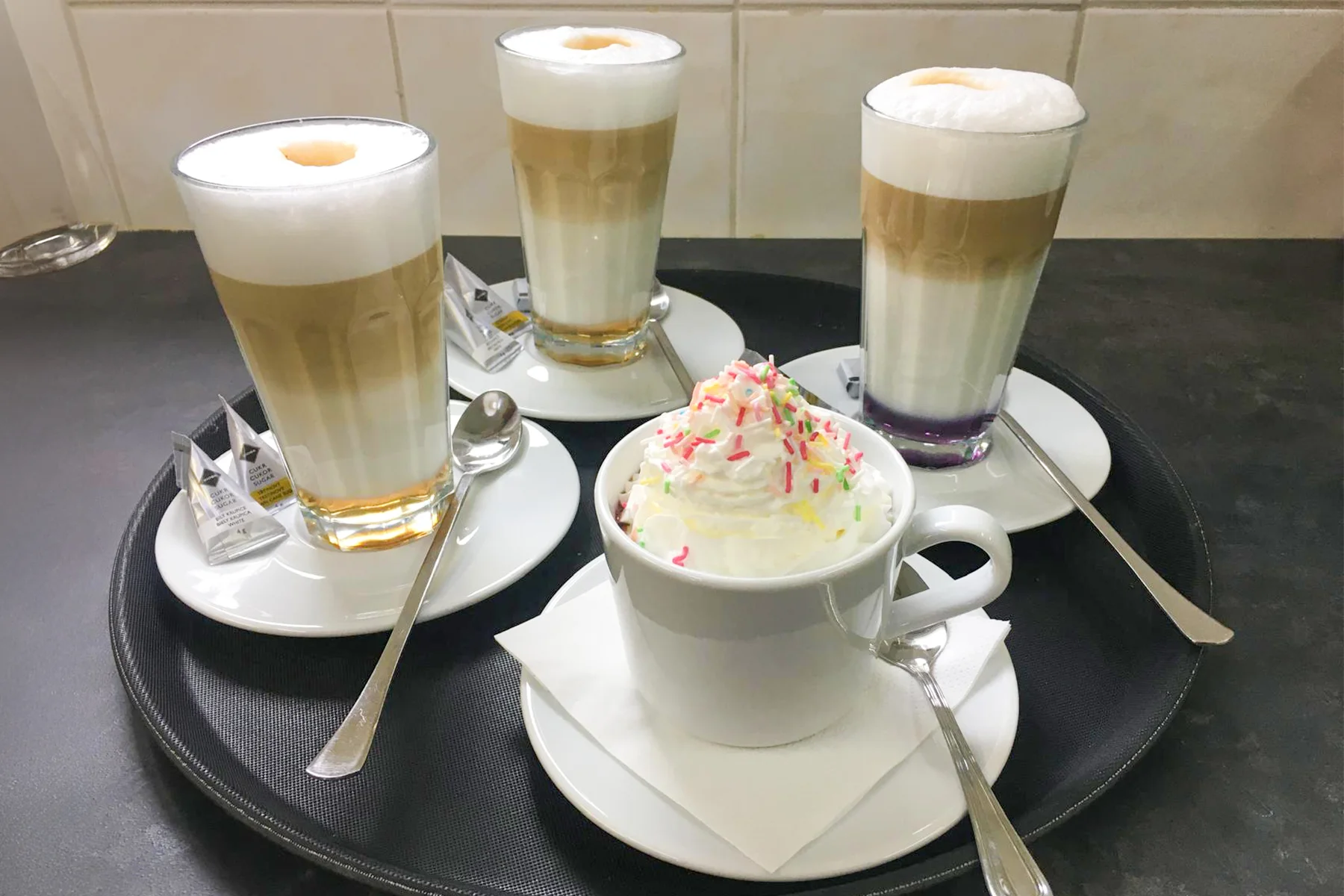 Dezert dle výběru a limonáda nebo káva v kavárně se solnou jeskyní