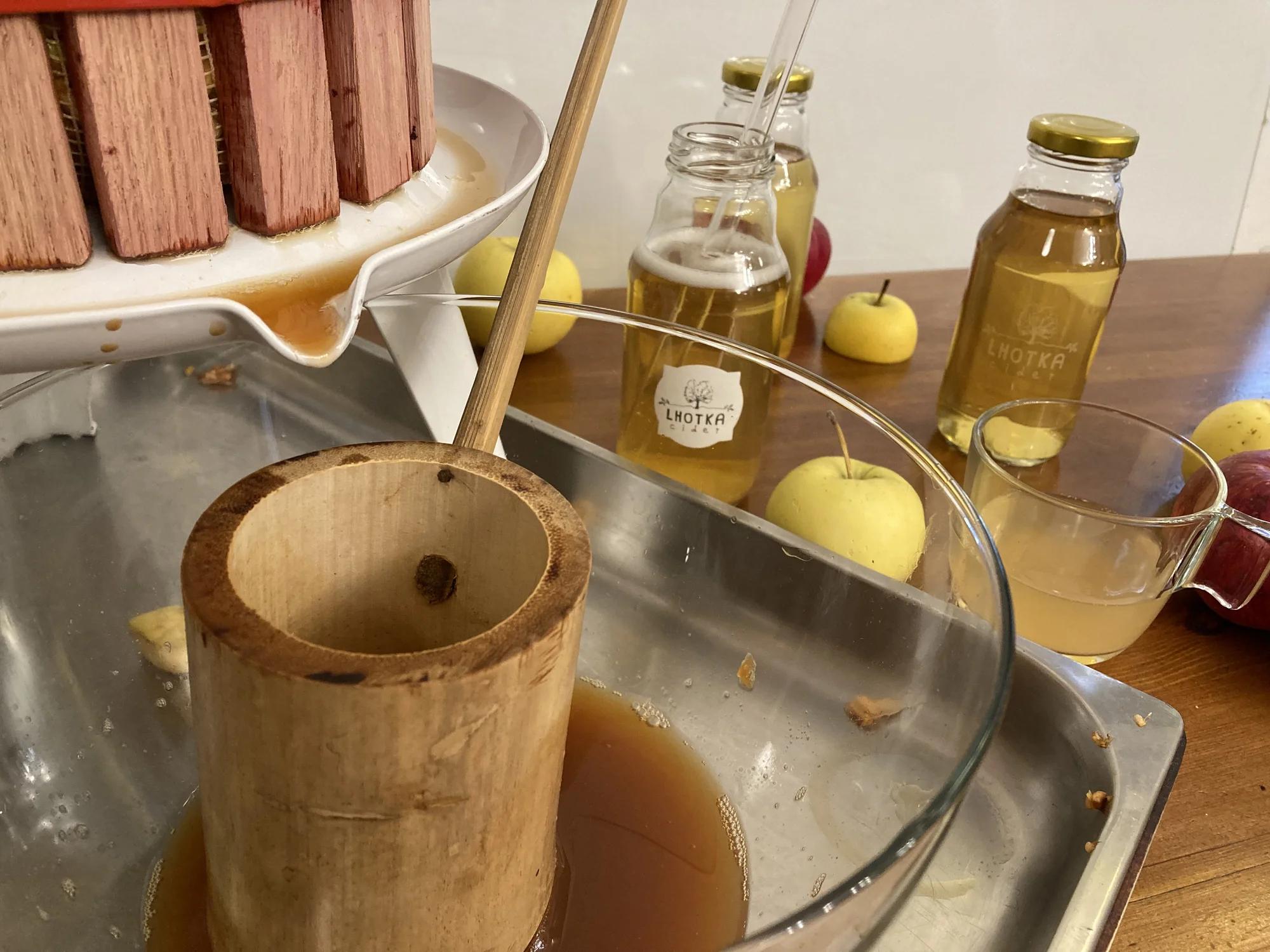 Kurz výroby cideru pro 1 nebo 2 osoby a 2–4 l výsledného nápoje jako výslužka
