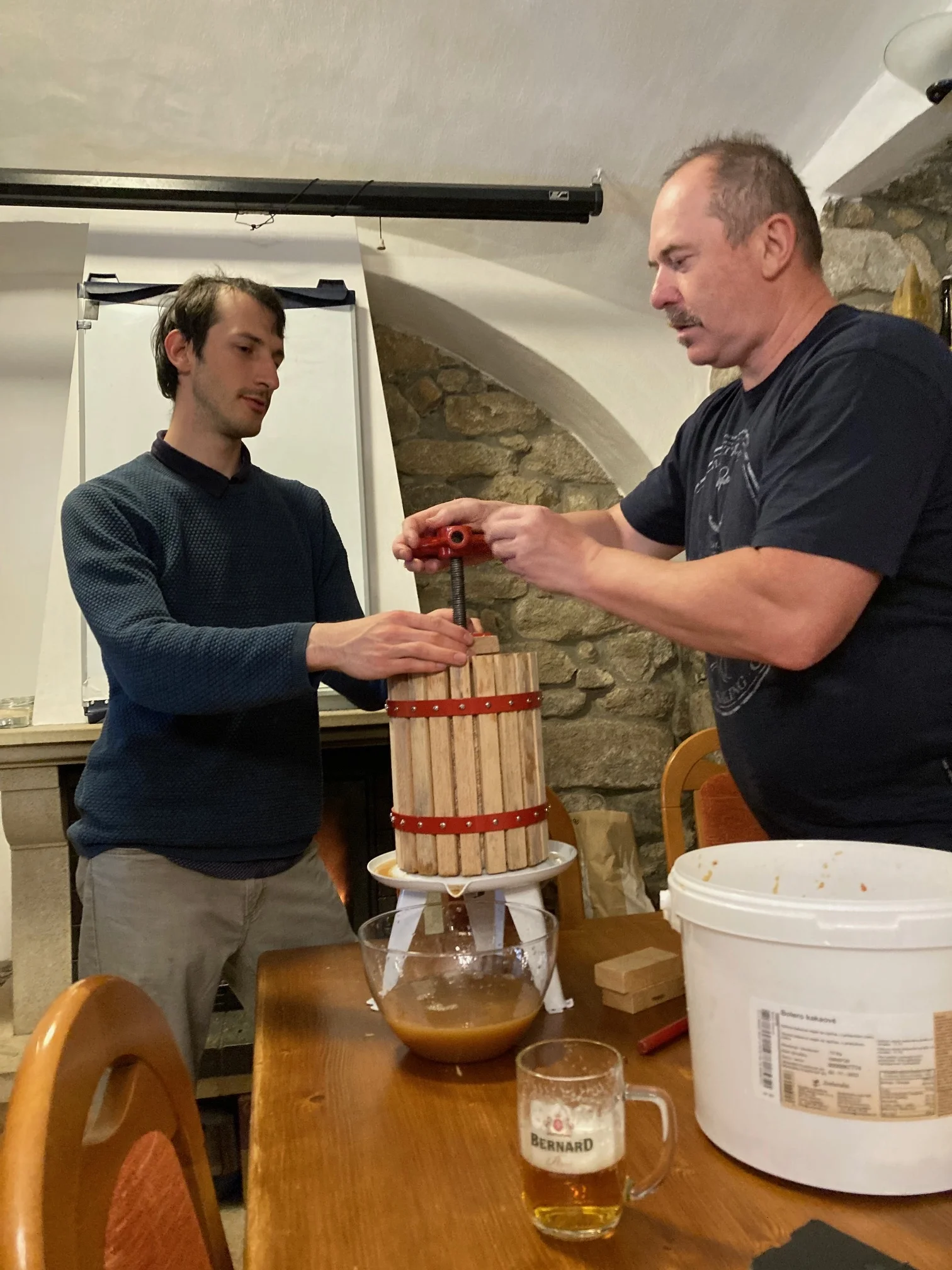 Kurz výroby cideru pro 1 nebo 2 osoby a 2–4 l výsledného nápoje jako výslužka