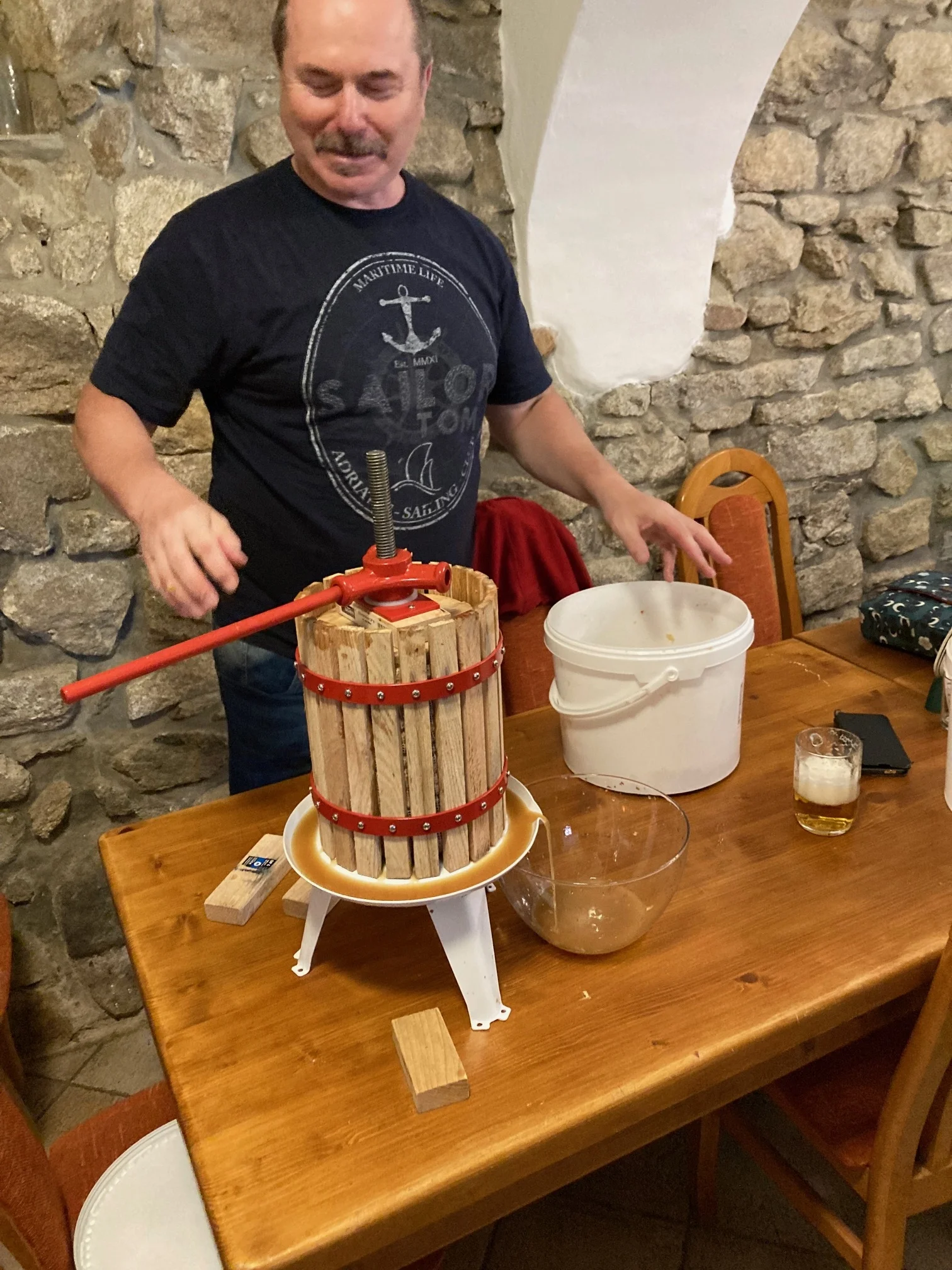 Kurz výroby cideru pro 1 nebo 2 osoby a 2–4 l výsledného nápoje jako výslužka