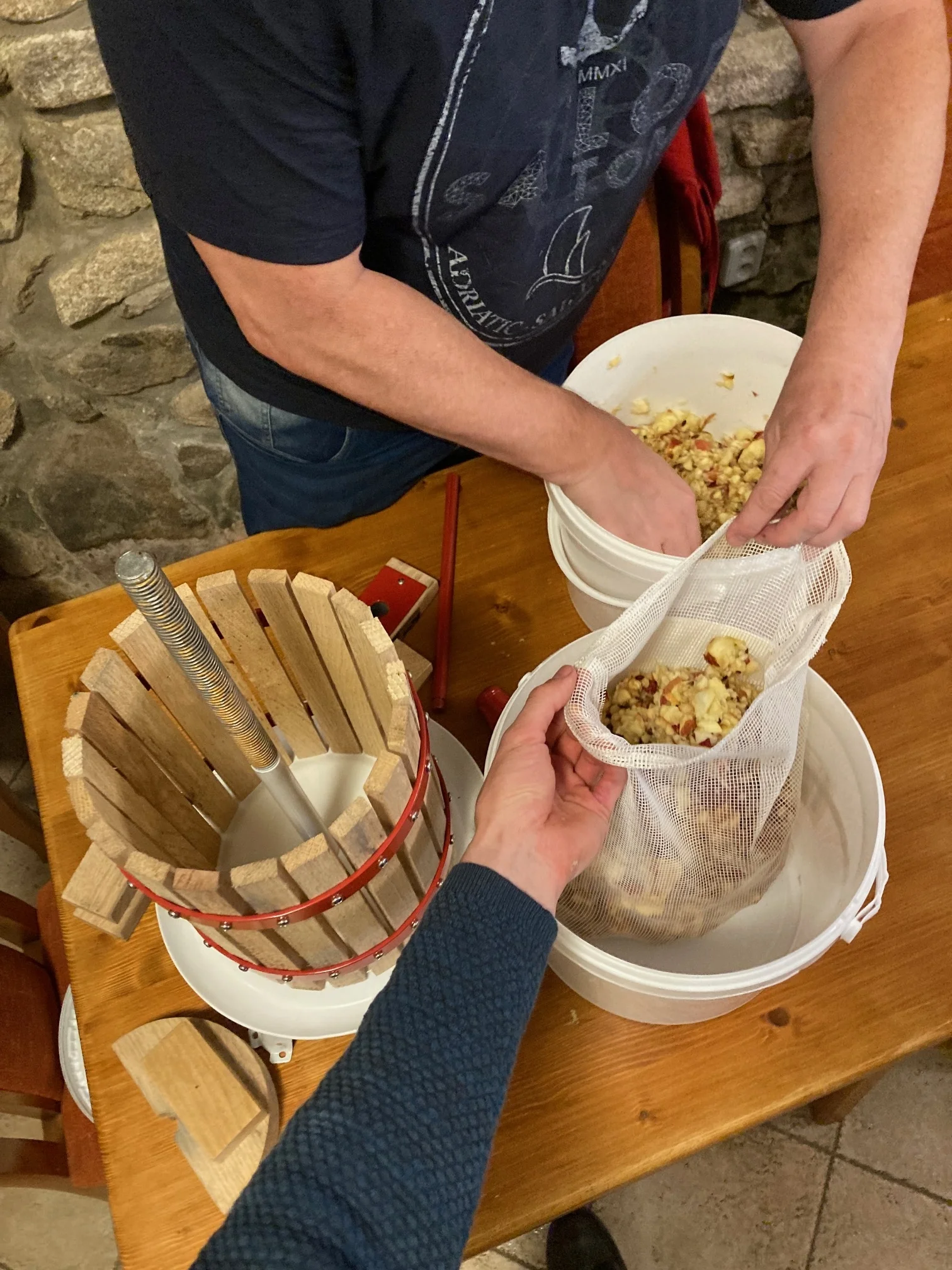 Kurz výroby cideru pro 1 nebo 2 osoby a 2–4 l výsledného nápoje jako výslužka