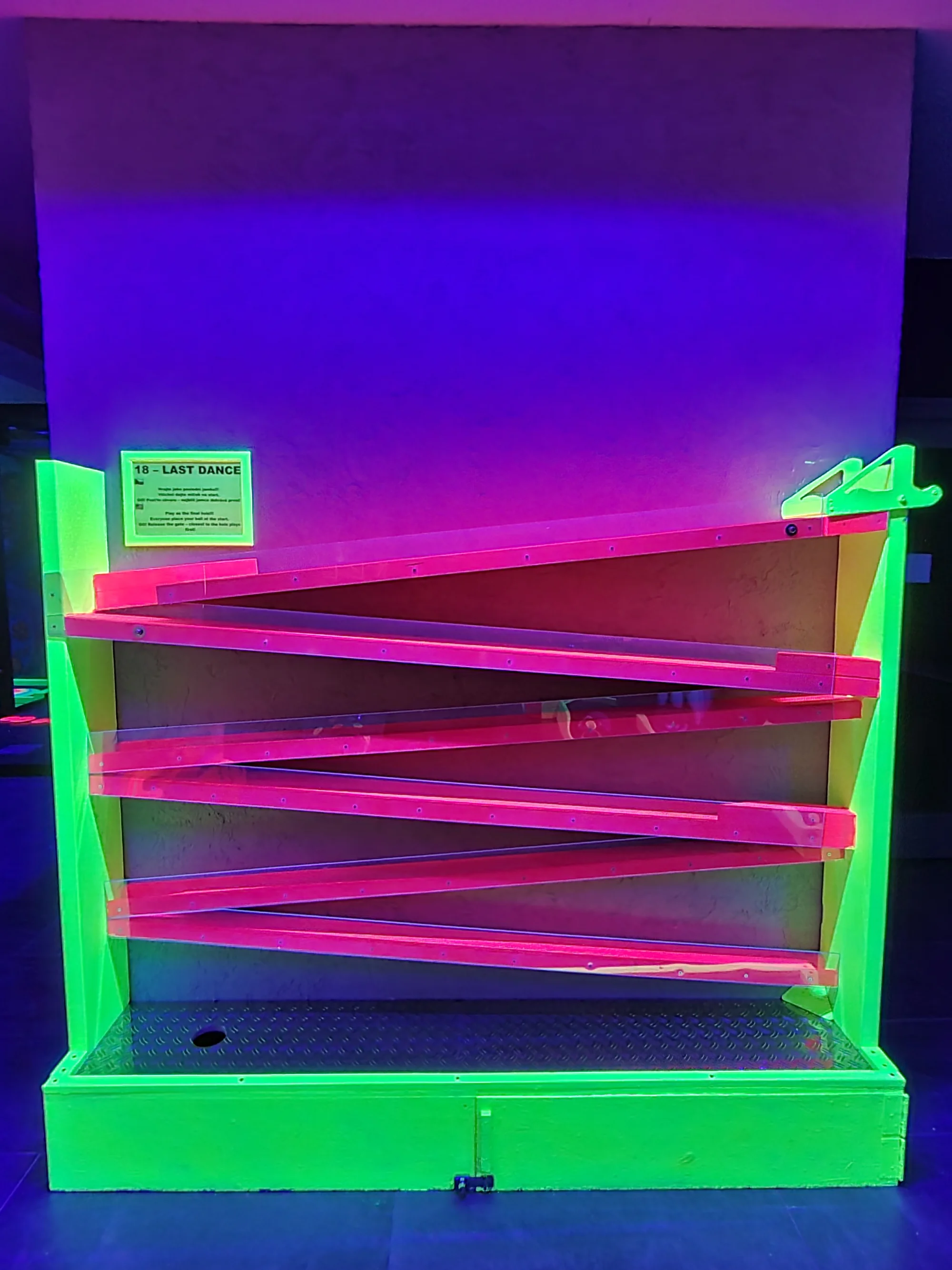 UV minigolf u Karlova mostu: 18jamková zábava v neonovém a graffiti stylu