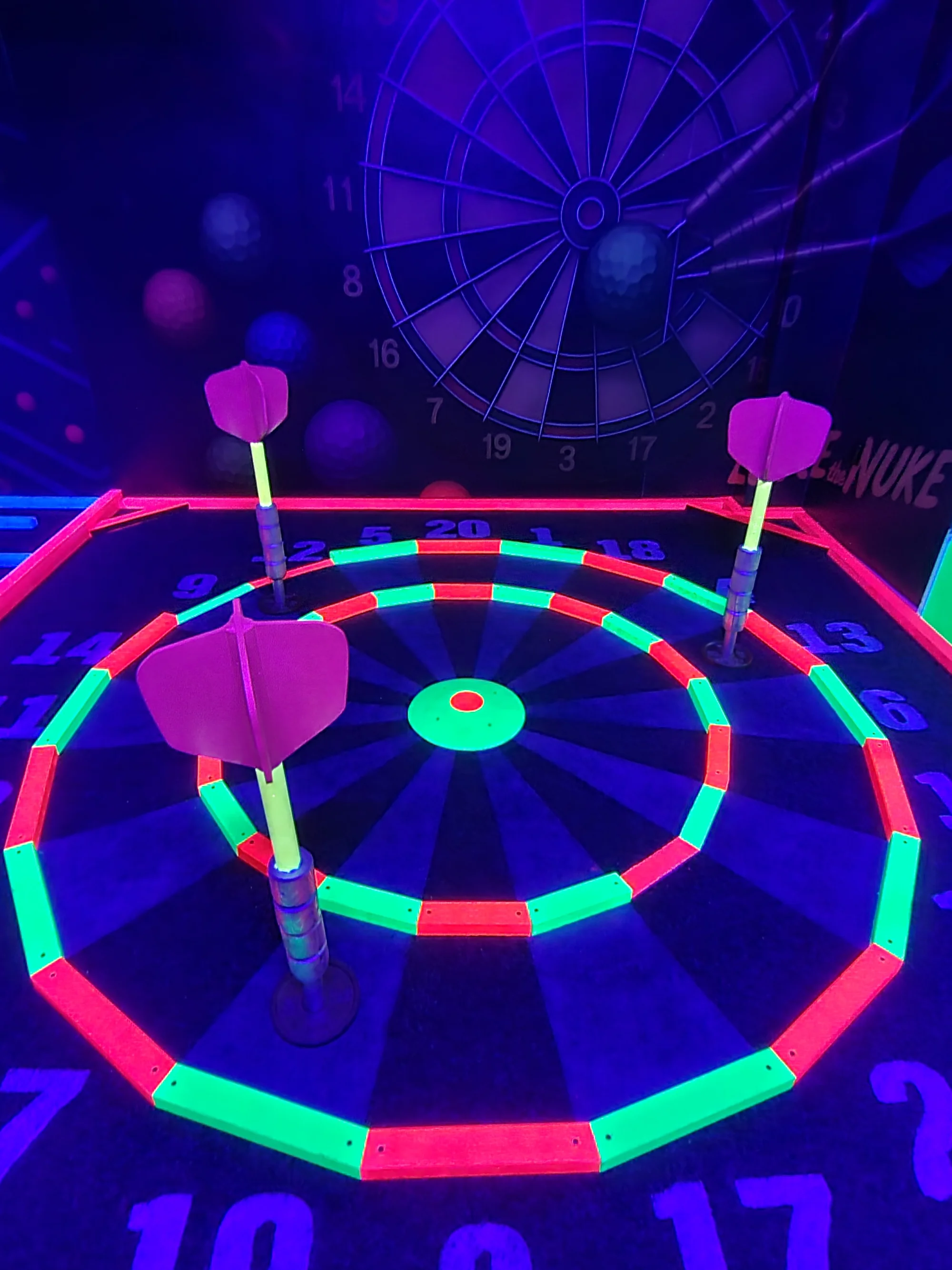 UV minigolf u Karlova mostu: 18jamková zábava v neonovém a graffiti stylu