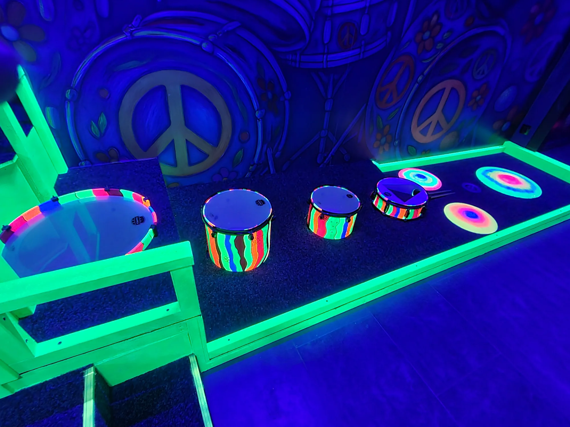 UV minigolf u Karlova mostu: 18jamková zábava v neonovém a graffiti stylu